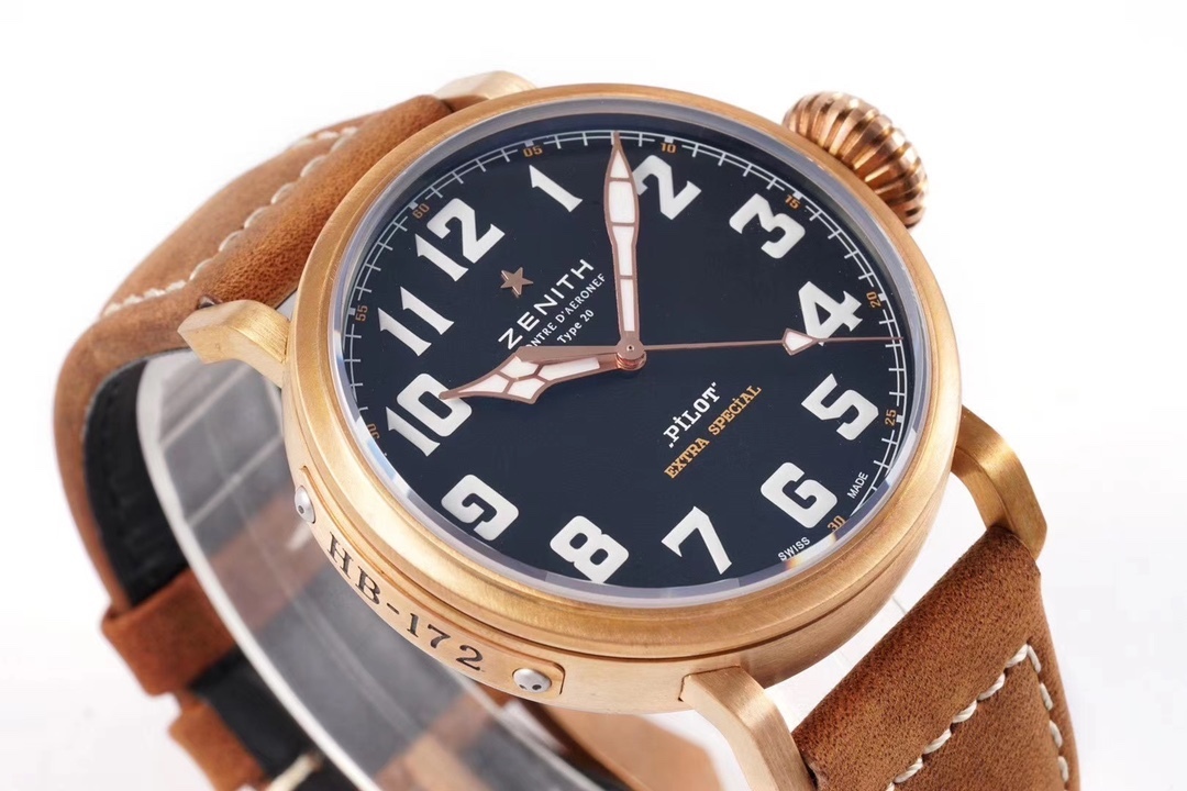 SⅤ又添新作真利時飛行員系列2019年度新款 好萊塢大片青銅騎士殺到！！！真力時是胡歌和靳東等“老幹部”們十分喜歡佩戴的腕表品牌之一，這款青銅材質的腕表散髮著一身正氣，本身就是腕表界的“老幹部”，戴上它足以從外在增添內涵。腕表45毫米的表殼由青銅打造，表鏡採用弧形雙面防眩處理藍寶石水晶，淺變綠色錶盤上粗體阿拉伯數字時標和鍍金琢面的指針上都覆有SuperLuminova SLN C3超級夜光物料，夜間仍可清晰讀取時間，SV 真力時飛行員系列，實現你的大飛夢