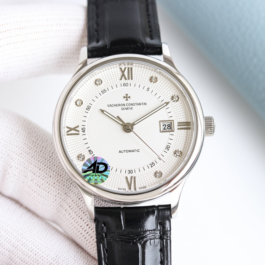 江詩丹頓傳承系列腕表火爆上市！簡雅大方，完美結合，讓你感受優雅紳土氣息！[禮物]該表搭載原裝進口9015超薄機芯，每小時振頻28800次，性能穩定，零返修！表殼： 釆用316 精鋼，藍寶石玻璃鏡面！搭配意大利真皮錶帶原裝扣，直徑：40 mm，超強防水，簡潔大氣，高端品質，適合各種商務場合，送禮首選！