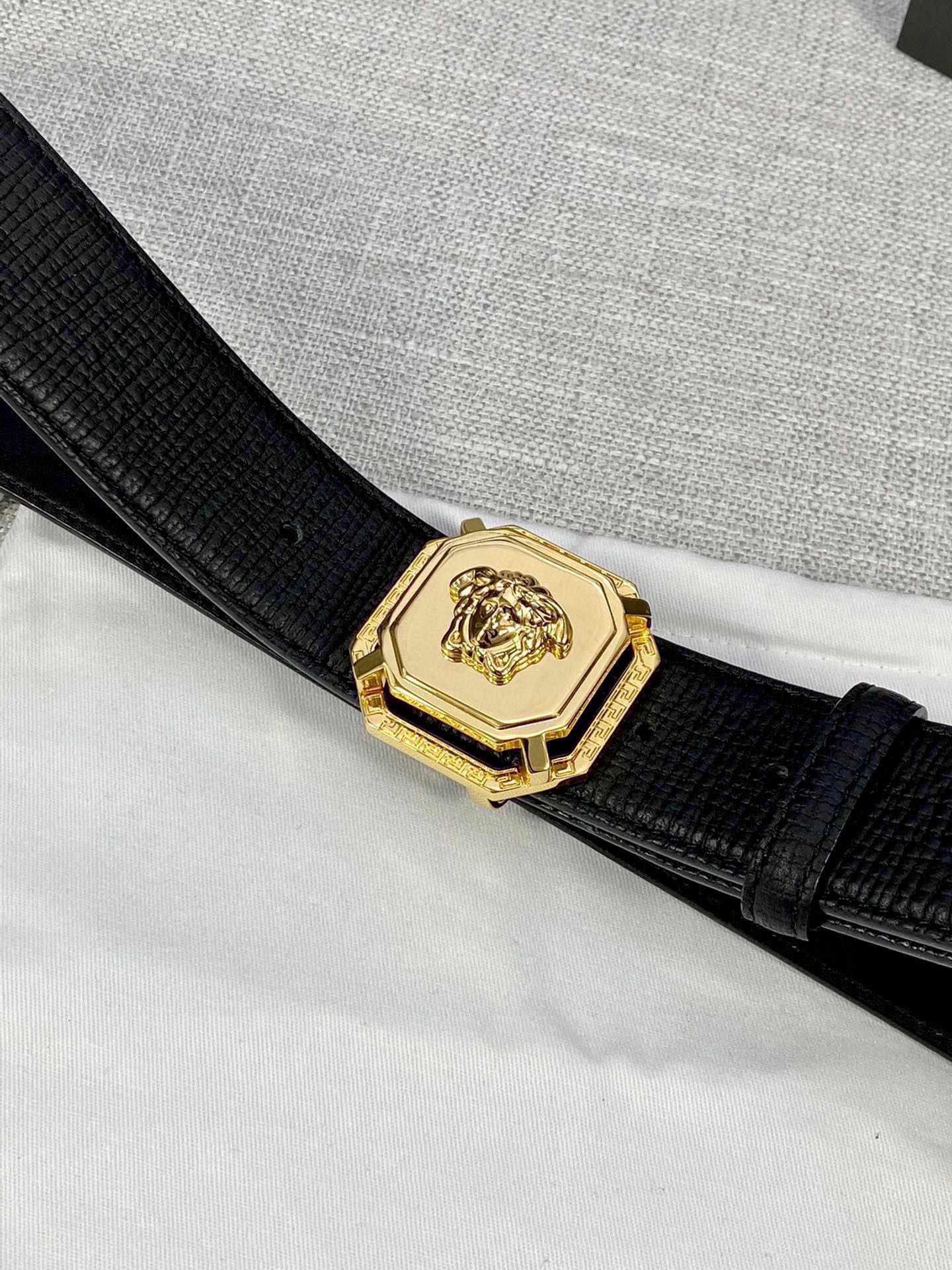 寬度：4.0cm （範思哲）兩面荔枝紋腰帶飾有標誌性的Versace美杜莎頭像扣，彰顯品牌格調。是一款精美的衣櫥必備單品。