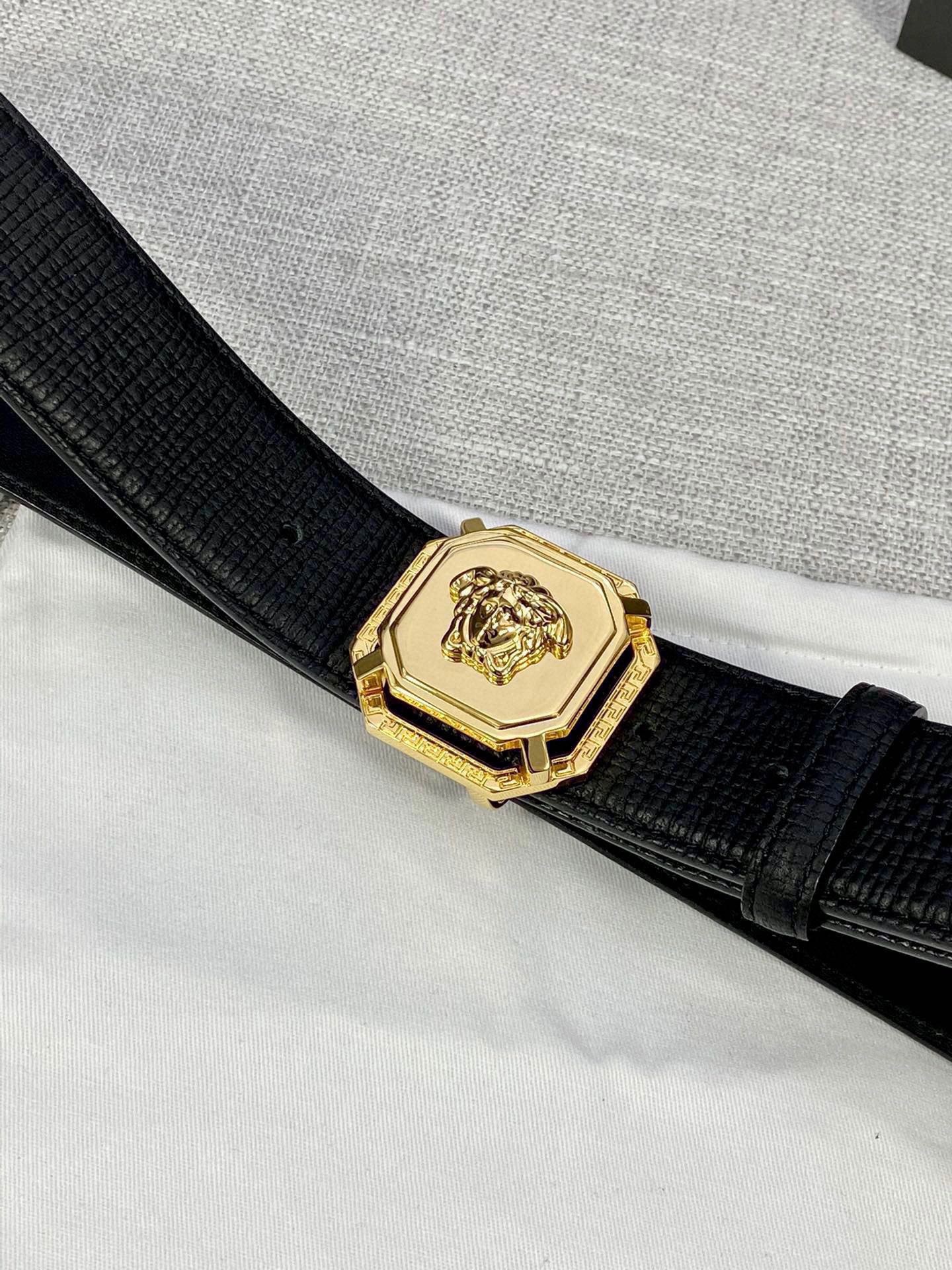 寬度：4.0cm （範思哲）兩面荔枝紋腰帶飾有標誌性的Versace美杜莎頭像扣，彰顯品牌格調。是一款精美的衣櫥必備單品。