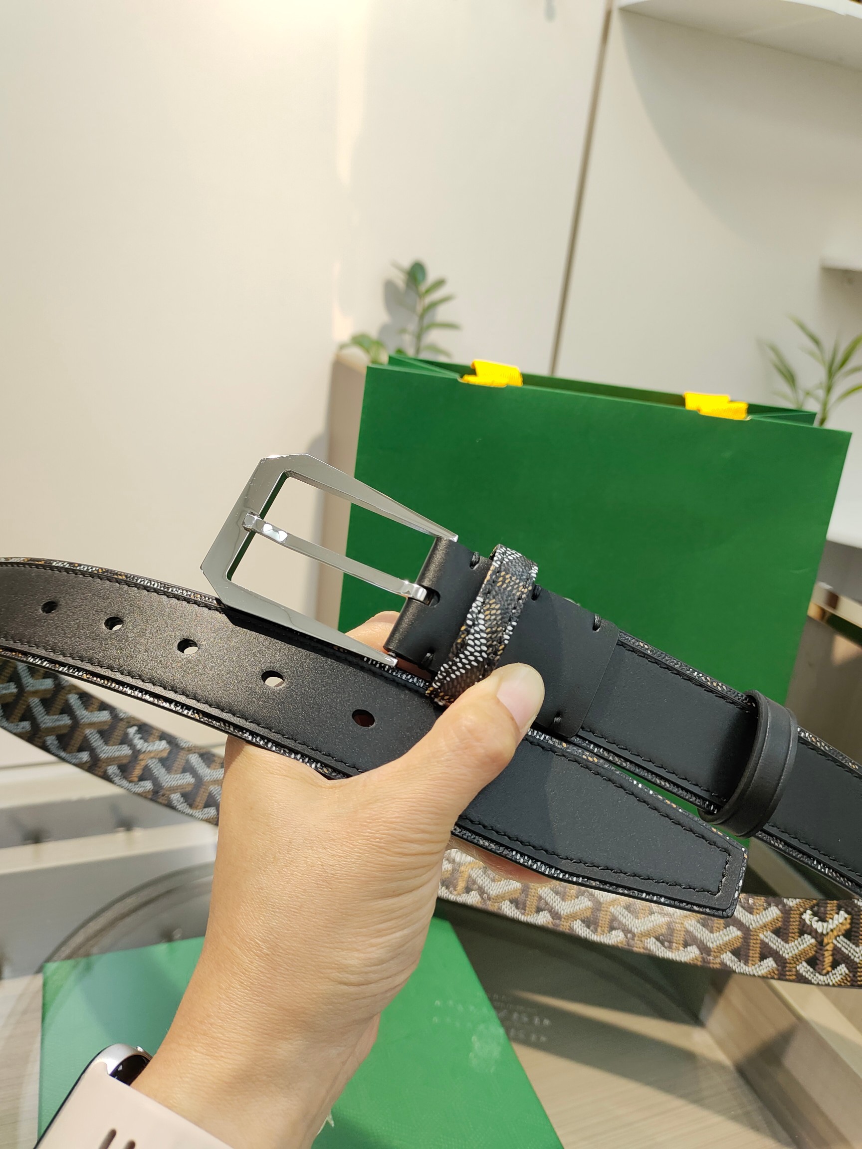 
Goyard(戈雅)腰帶源於法國奢侈品牌，設計風格簡約低調，腰帶身有標誌性帆布搭配進口頭層牛皮，腰帶扣採用簡約精品鋼扣，延續品牌的低調奢華，帶身寬度3.4CM，適用商務休閒日常佩戴。