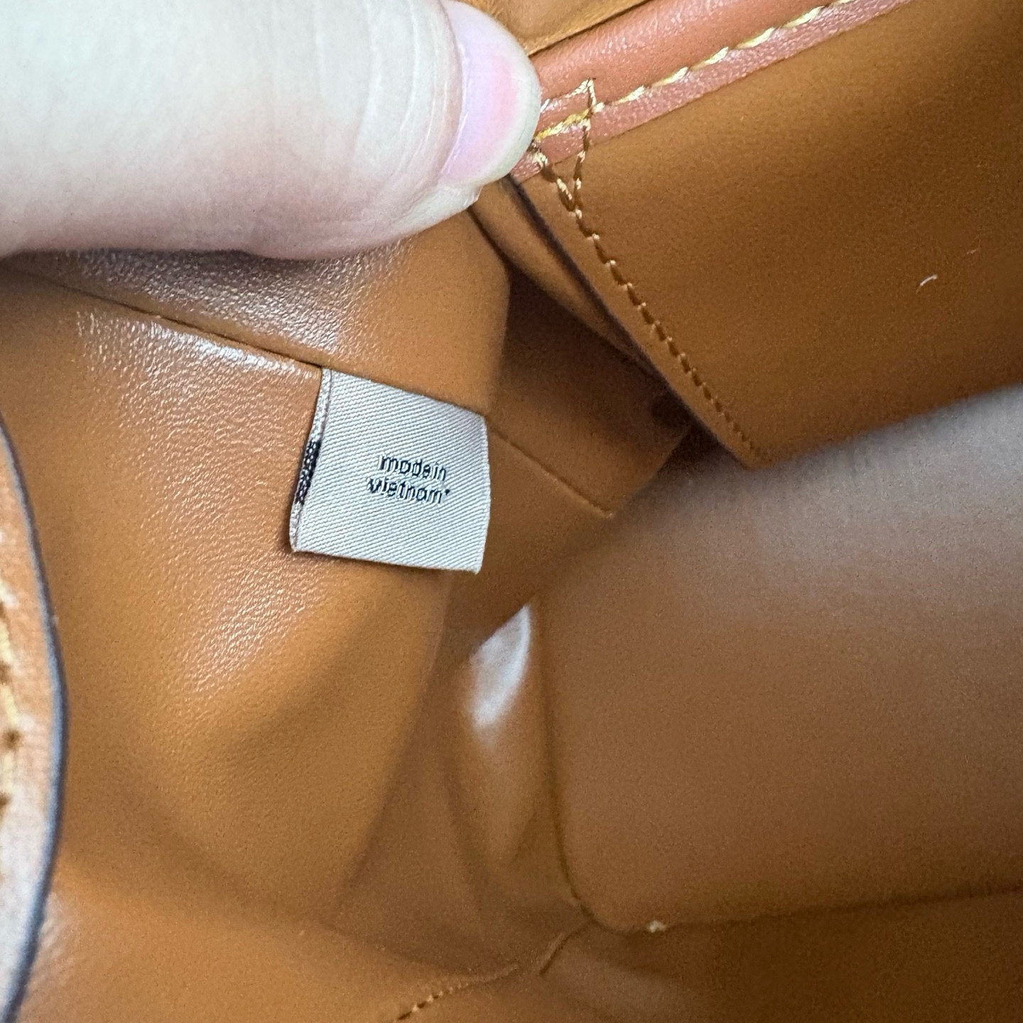 
新款hobo腋下包：CCC45荔枝紋黑色 灰色 酒紅
          CCC48鹿皮棕色 CCC48鹿皮墨綠
作為腋下包超級鬆弛下垂的風格，秋冬單品 容量超大還帶了一個磁扣的暗袋，出行遊玩或通勤都特別實用的一款。

尺寸：10*18*29。