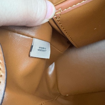 
新款hobo腋下包：CCC45荔枝紋黑色 灰色 酒紅
          CCC48鹿皮棕色 CCC48鹿皮墨綠
作為腋下包超級鬆弛下垂的風格，秋冬單品 容量超大還帶了一個磁扣的暗袋，出行遊玩或通勤都特別實用的一款。

尺寸：10*18*29。