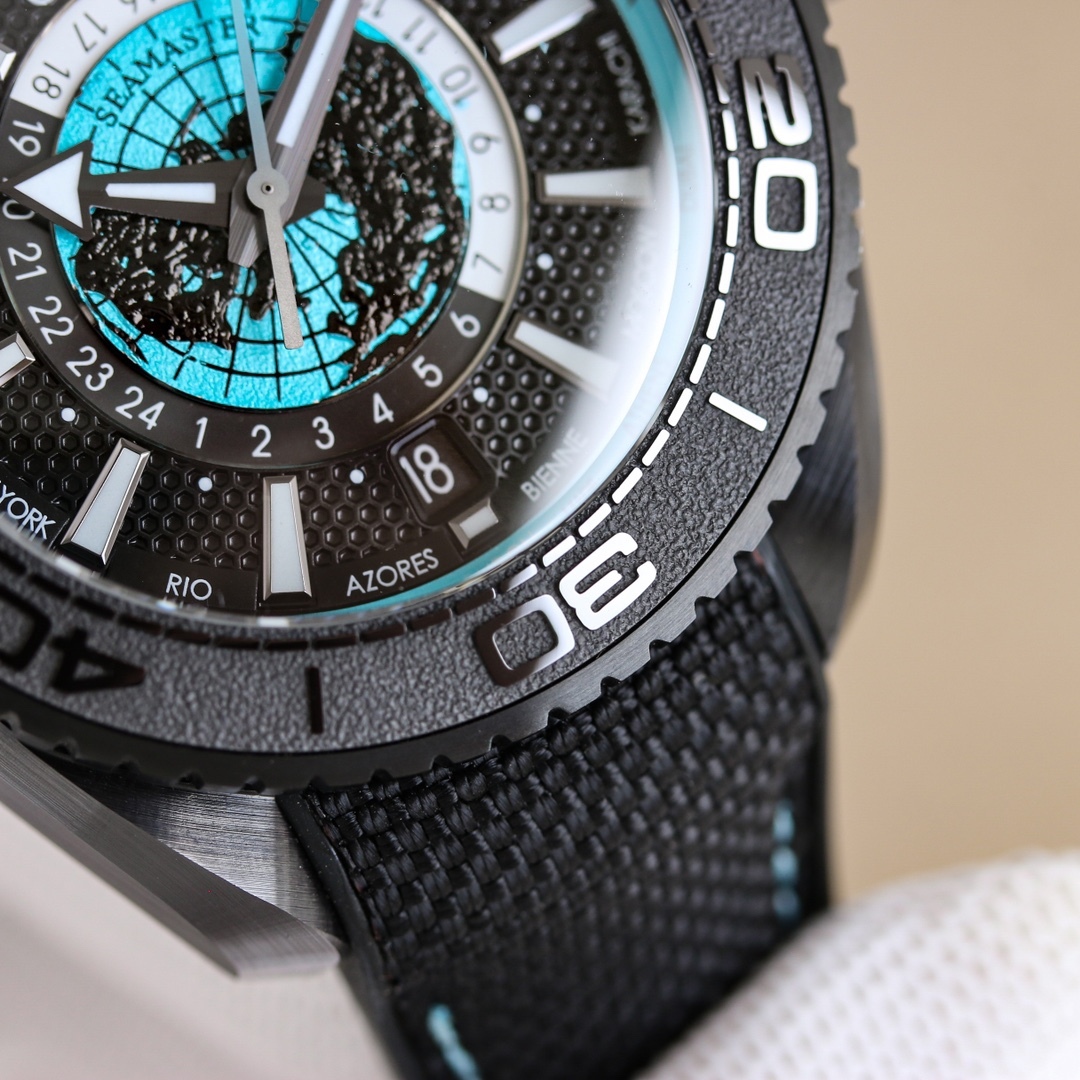 
ZW歐米茄，全新“全陶瓷”600米世界時！海馬系列海洋宇宙世界時腕表！
歐米茄呈獻全新海馬系列海洋宇宙世界時腕表。自環球旅行中汲取靈感，全新腕表沿襲了著名的"深海之黑"腕表的經典設計風格，黑色二氧化陶瓷打造的45.5毫米表殼，防水深度高達600米。
錶盤中央設有鳥瞰地球錶盤，以5級鈦金屬打造，激光燒蝕技術雕刻出陸地輪廓，並經過漆面處理。內錶盤外側設有24小時刻度環，並區分指示夜晚和白天🌞🌙。
Naiad Lock 表背之下，至臻天文台認證的8938機芯清晰可見