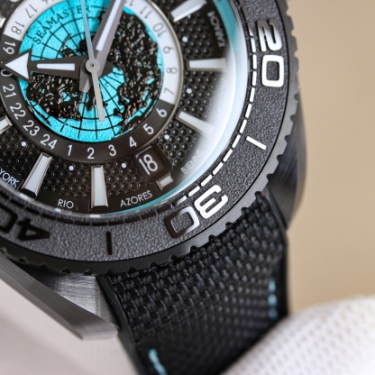 
ZW歐米茄，全新“全陶瓷”600米世界時！海馬系列海洋宇宙世界時腕表！
歐米茄呈獻全新海馬系列海洋宇宙世界時腕表。自環球旅行中汲取靈感，全新腕表沿襲了著名的"深海之黑"腕表的經典設計風格，黑色二氧化陶瓷打造的45.5毫米表殼，防水深度高達600米。
錶盤中央設有鳥瞰地球錶盤，以5級鈦金屬打造，激光燒蝕技術雕刻出陸地輪廓，並經過漆面處理。內錶盤外側設有24小時刻度環，並區分指示夜晚和白天🌞🌙。
Naiad Lock 表背之下，至臻天文台認證的8938機芯清晰可見