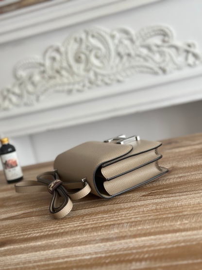 康康  空姐包  
constance  19cm  
epsom掌紋小牛皮  半收工  蠟線縫製