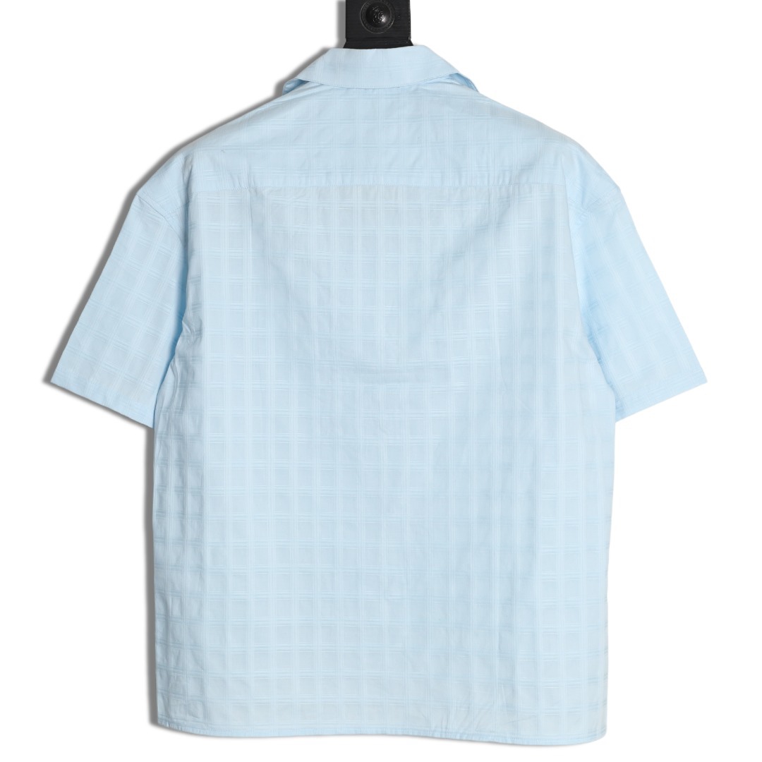 🔝LOEWE羅意威 Anagram 刺繡口袋格子短袖襯衫
定制雲紋高支提花格料，採用進口機刺繡工藝，精度高，線條流暢而細膩，紅外線定位裁床，通過紅外發射器和紅外接收器來實現對材料的精准定位，精度可達到微米級別，面料都經過砂洗，手感質感更佳，不易變形，不易縮水，不易褪色，保持長久的美觀，定制輔料，寬松版型
B Size：36 38 40 42