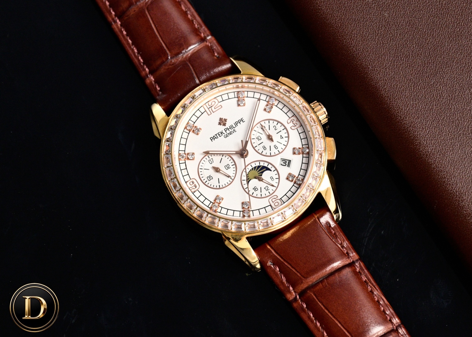 百達翡麗Patek Philippe驚艷登場，42毫米的表徑適配大眾男性手寸，非常商務可亦‬休閒。整表表殼手工雕刻花紋，視覺衝擊力強，令人過目不忘，實物質感更加優美。     
1⃣️搭配進口9100多功能機芯【非市場普通國產機芯】（零返修）功能（24小時,星期/星辰/月份）此腕表擁有38-48小時動力儲備.
2⃣️進口316L精鋼，採用18k品質爐內真空電鍍！
3⃣️搭配獨家定制方形鱗紋牛皮錶帶
4⃣️耐磨防刮藍寶石玻璃鏡面！
5⃣️30米生活防水等級.
百達翡麗（Patek Philippe） 簡約