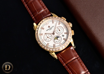 百達翡麗Patek Philippe驚艷登場，42毫米的表徑適配大眾男性手寸，非常商務可亦‬休閒。整表表殼手工雕刻花紋，視覺衝擊力強，令人過目不忘，實物質感更加優美。     
1⃣️搭配進口9100多功能機芯【非市場普通國產機芯】（零返修）功能（24小時,星期/星辰/月份）此腕表擁有38-48小時動力儲備.
2⃣️進口316L精鋼，採用18k品質爐內真空電鍍！
3⃣️搭配獨家定制方形鱗紋牛皮錶帶
4⃣️耐磨防刮藍寶石玻璃鏡面！
5⃣️30米生活防水等級.
百達翡麗（Patek Philippe） 簡約