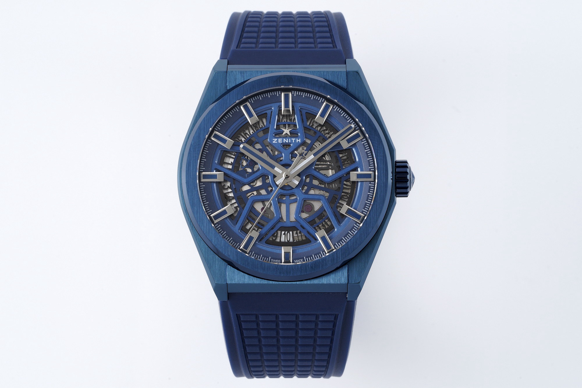 LF真力時DEFY系列全新升級版，殼身 頭粒 機芯 表扣等均做了升級調整。一款根據路虎標誌性花輪轂設計而成的高顏值鏤空腕表。

原裝開模鑄造，極致還原表殼的每一處細節打磨倒角，盡顯原裝菱角分明、堅毅果敢的陽剛氣質。完美的41mm表經，適配大眾男性手寸，正裝休閒兩不誤。根據汽車輪轂設計而成的五角星錶盤，未來概念感十足。同步官網新款五角星折疊扣，搭載定製版Cal.670sk全自動機械機芯，鏤空日曆的大小與位置、機芯夾板、齒輪、五角星陀皆按原版機芯數據拆解鍛造而成。

LF臻品 陳奕迅Eason同款，時尚前衛、