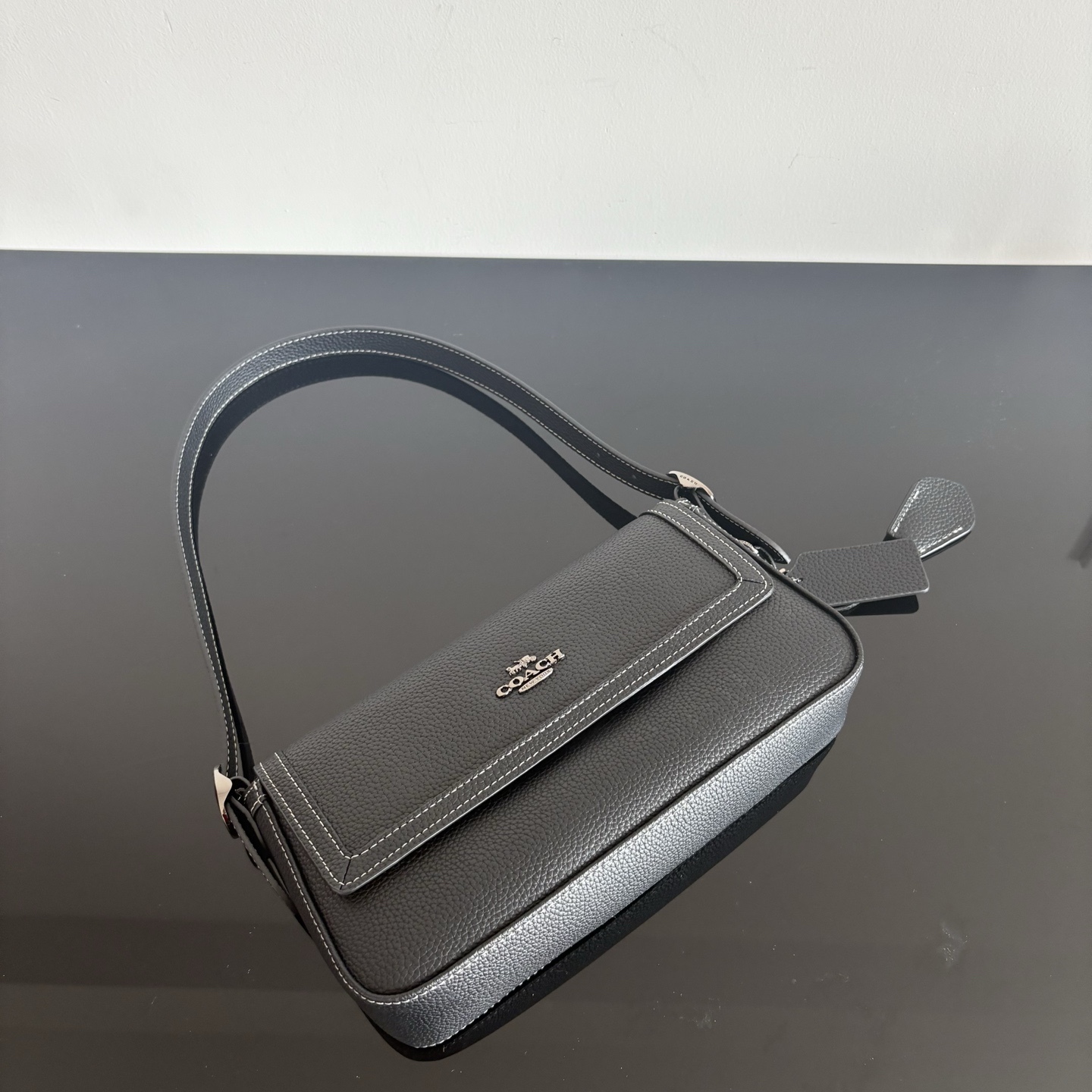 
【新品】COACH/蔻馳奧萊女士ETTA25號翻蓋單肩包腋下包高級通勤 CCV64尺寸25*13.5*6