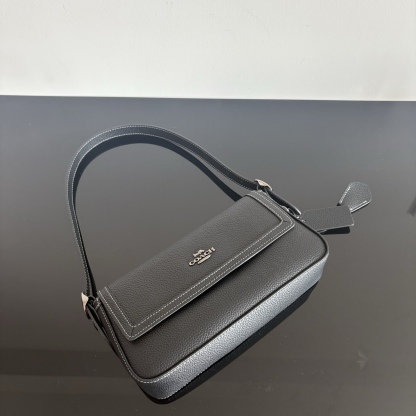 
【新品】COACH/蔻馳奧萊女士ETTA25號翻蓋單肩包腋下包高級通勤 CCV64尺寸25*13.5*6