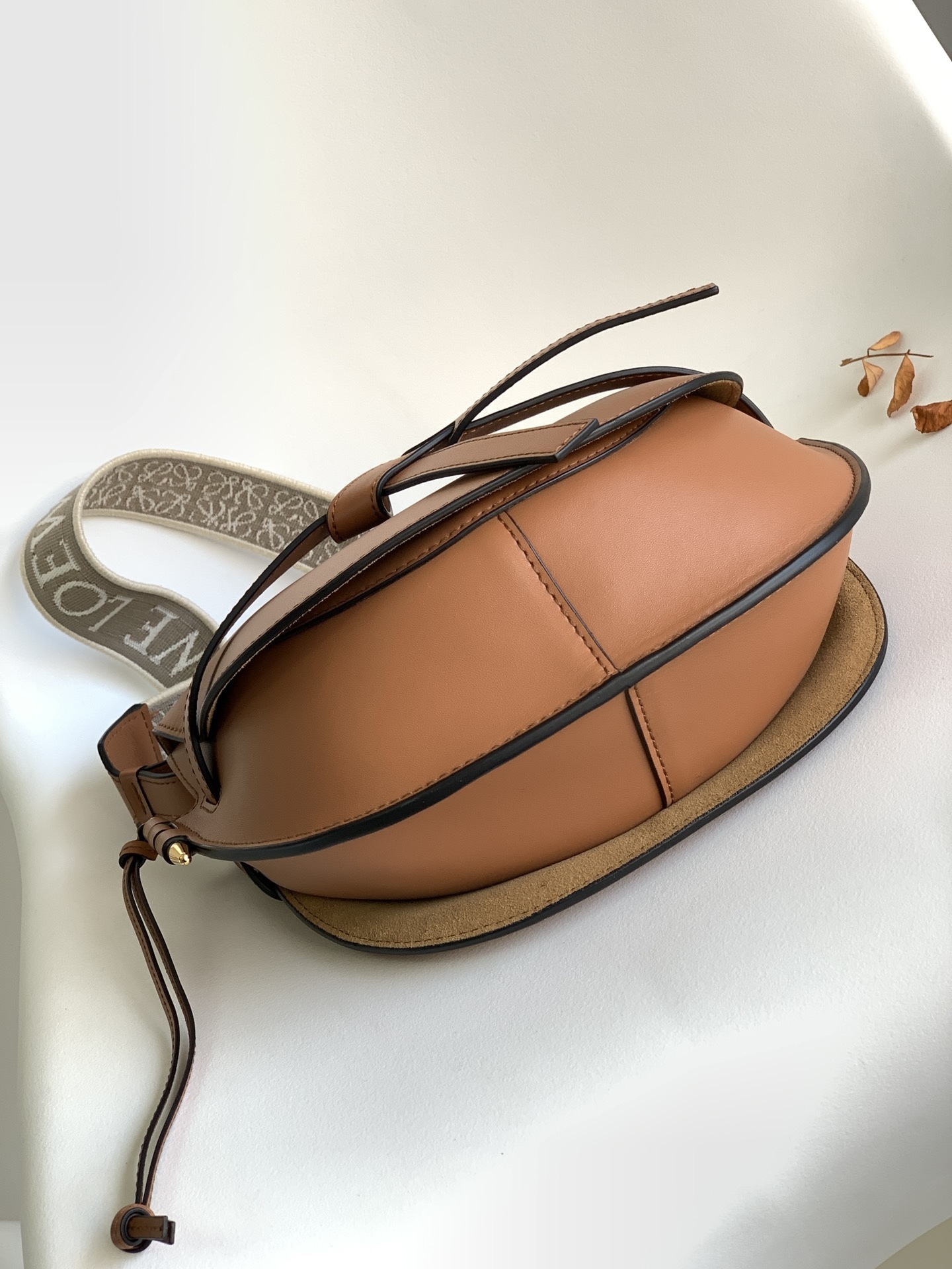 L⊚℮w℮🌟 🔥全新小號Gate到貨👏
羅家新版logo繡花編織寬肩帶馬鞍包👍包身採用柔軟牛皮革精制而成💋可拆卸肩帶*單肩、斜挎、腰包、胸口懸掛💋性感垂墜皮革條和蝴蝶結前束*帶品牌精緻logo 的子彈頭式黃銅插鞘*小牛皮包身、內部是麂皮、兩個隔層，一個卡袋！磁扣吸合設計，細膩平面牛皮搭配內里磨砂皮💋
size:20*19*11.5 cm  型號：011821  
配全套包裝