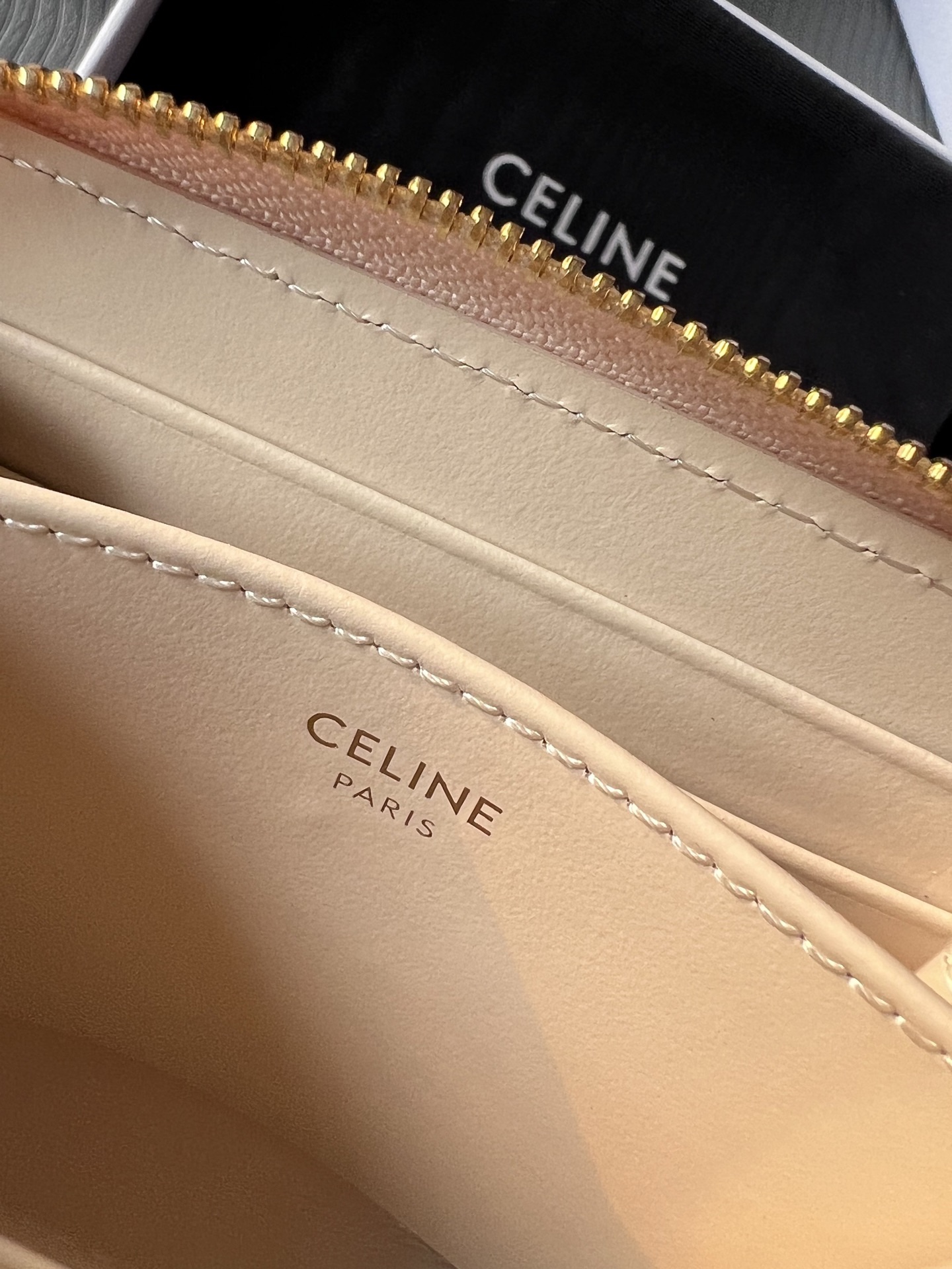 TRIOMPHE光滑牛皮革短款拉鍊錢包
產品信息
4 X 3 X 1英吋(11 X 8.5 X 2釐米)
牛皮革
襯里 : 牛皮革/織物
拉鍊開合
6個卡槽
2個角撐隔層
編號：10K533