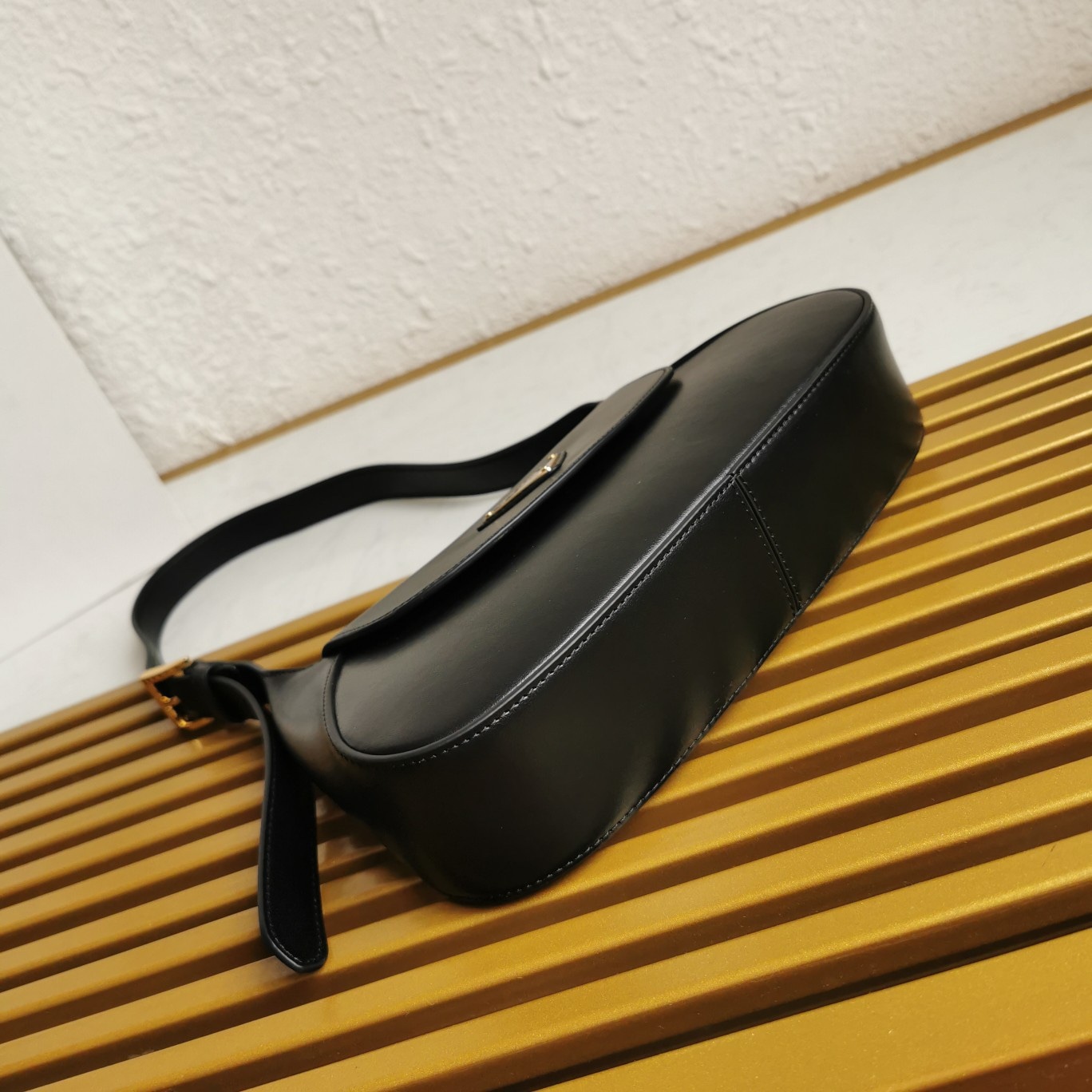 【 原單】P家🌹新款🎉Moon手袋液下包🎉1BD358到貨啦🎉🎉這款簡約Moon液下包為牛皮綻現摩登百搭的魅力。弧形包身設計，肩帶可調長短，磁扣開合翻蓋，便於隨心轉換造型。內配進口小羊皮，設有內袋，金屬配件更添亮麗格調，上身效果非常酷/時尚，又是一款永欠不過時爆款🎉寶寶們，趕緊入手吧🎉 尺寸：長25x高15x底5.5cm🎉🎉🎉🍊！