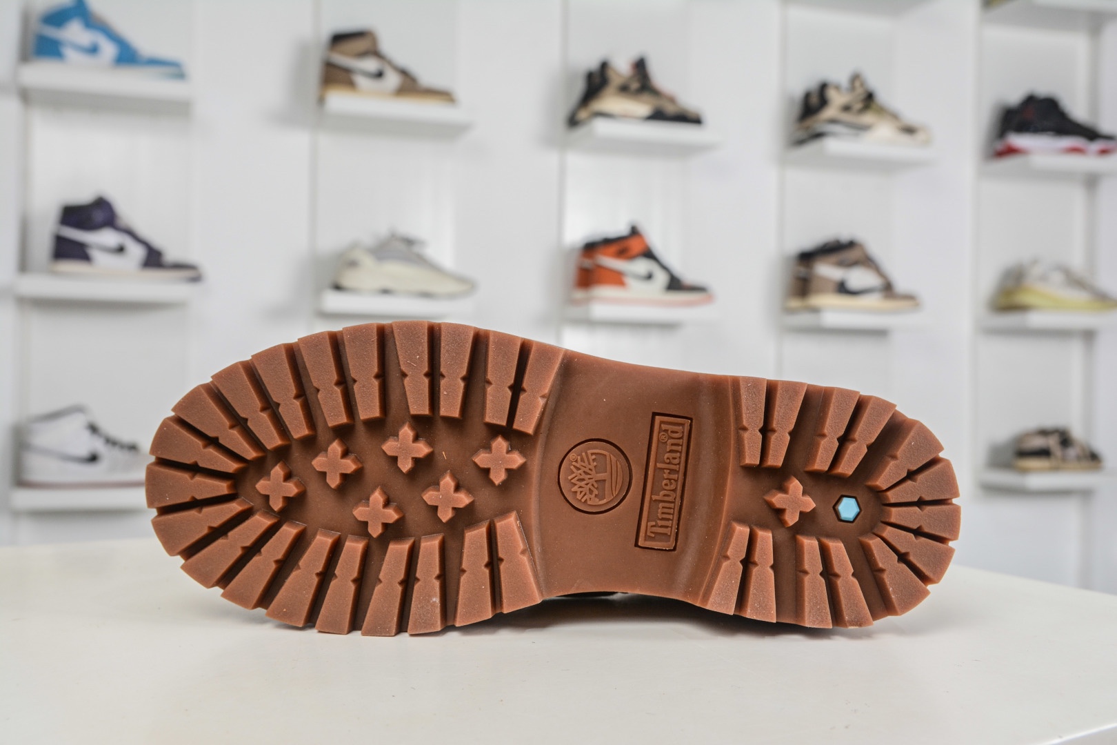 Timberland添柏嵐 Stone Street 舒適百搭 休閒單鞋 穿著舒適 防滑 可戶外城市多用途穿著 無懼任何複雜地形 設計感十足 時尚拼色百搭款 
貨號: TB 01006 713
尺碼：35 36 37 38 39 40 41 42