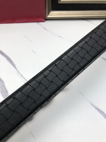 華倫天奴：原單頭層牛皮燙印花紋面，內襯頭層小牛皮底，搭配原單自動扣，可裁剪的自動帶，此款腰帶面雙採用意大利原定廠制進口牛皮帶身 ，對專版櫃足寬3.5