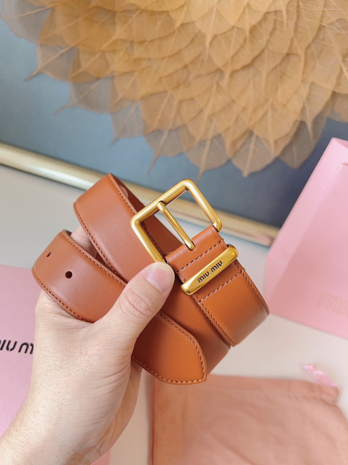 这款皮革腰帶設計簡約而優雅，腰帶環伴以Miu Miu徽標。雙面進口小牛皮 金屬搭扣 腰帶環飾激光雕刻徽標 寬度: 3.5cm
