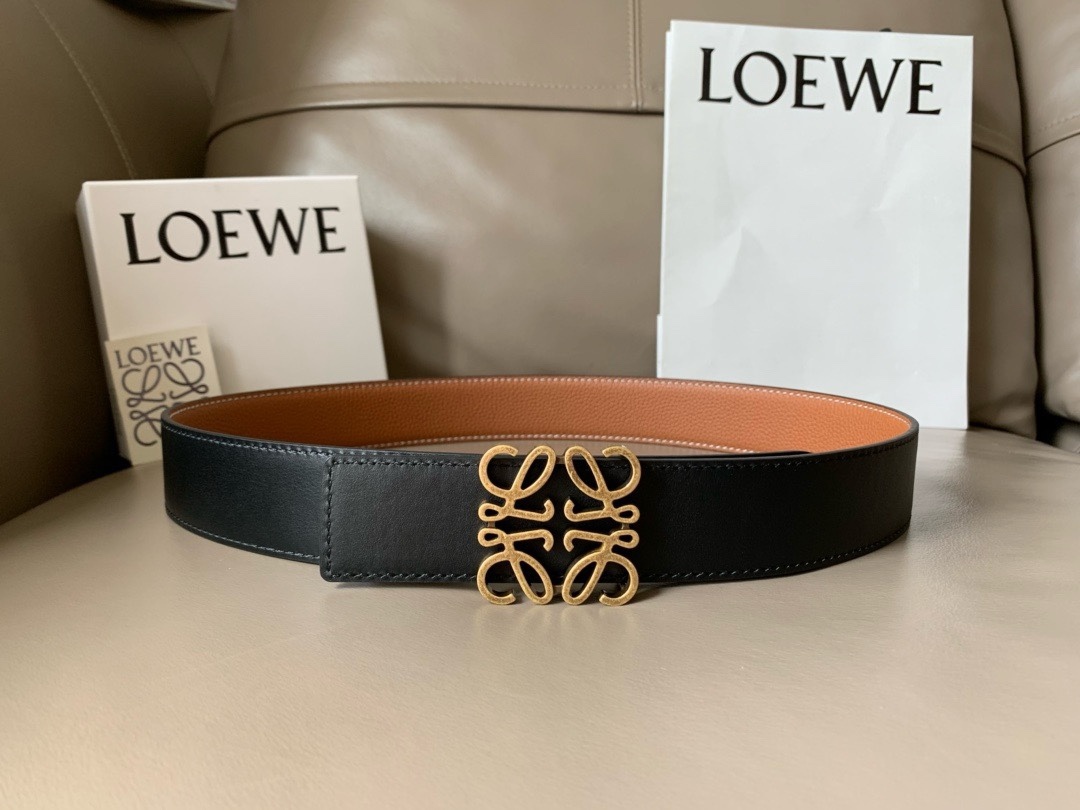 羅意威LoEWE 4.0cm正反兩穿腰帶，選用壓紋牛皮革製成，反復Anagram圖案