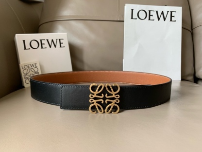 羅意威LoEWE 4.0cm正反兩穿腰帶，選用壓紋牛皮革製成，反復Anagram圖案