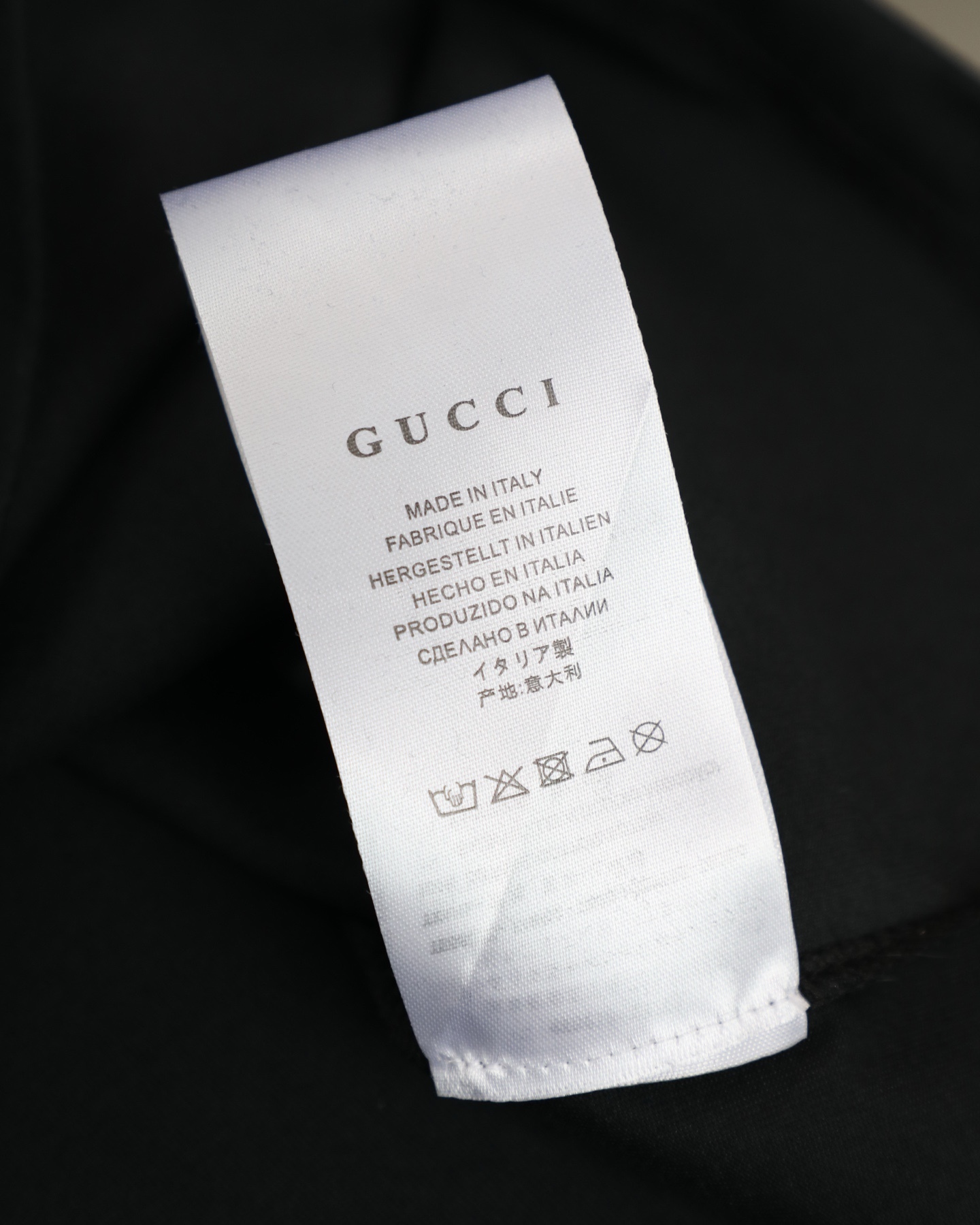 GUCCI/古馳  2026新款短袖卡通系列馬年限定小馬印花T恤男女同款

    這款可愛風格的短袖T恤，採用重磅純棉材質，印花是水印透氣性極佳，讓你在炎炎夏日也能保持清爽。
    螺紋領口定制1比1螺紋，二本針雙縫線，不縮水不變形，甄選好棉，成就了軟糯細膩的膚感質感出色，讓你在脫穎而出，還持久耐穿整體是簡約精緻的款式，經過無數次調配的版型上身更顯時筆風度，潮流感拉滿顯瘦“小心機”，落肩設計修飾肩膀厚度，活力滿滿
顏色：  黑色    白色
尺碼：M~2X
尺碼表：圖9