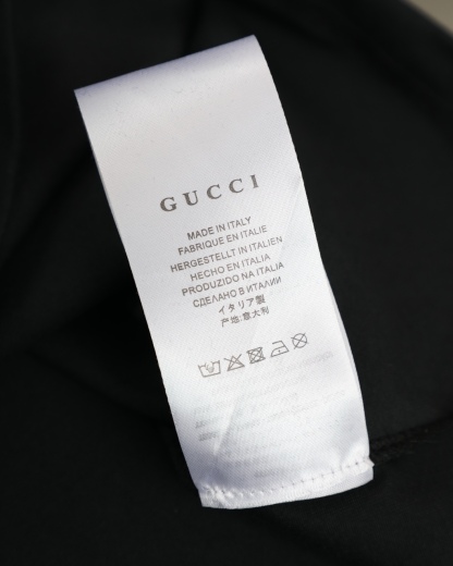 GUCCI/古馳  2026新款短袖卡通系列馬年限定小馬印花T恤男女同款

    這款可愛風格的短袖T恤，採用重磅純棉材質，印花是水印透氣性極佳，讓你在炎炎夏日也能保持清爽。
    螺紋領口定制1比1螺紋，二本針雙縫線，不縮水不變形，甄選好棉，成就了軟糯細膩的膚感質感出色，讓你在脫穎而出，還持久耐穿整體是簡約精緻的款式，經過無數次調配的版型上身更顯時筆風度，潮流感拉滿顯瘦“小心機”，落肩設計修飾肩膀厚度，活力滿滿
顏色：  黑色    白色
尺碼：M~2X
尺碼表：圖9