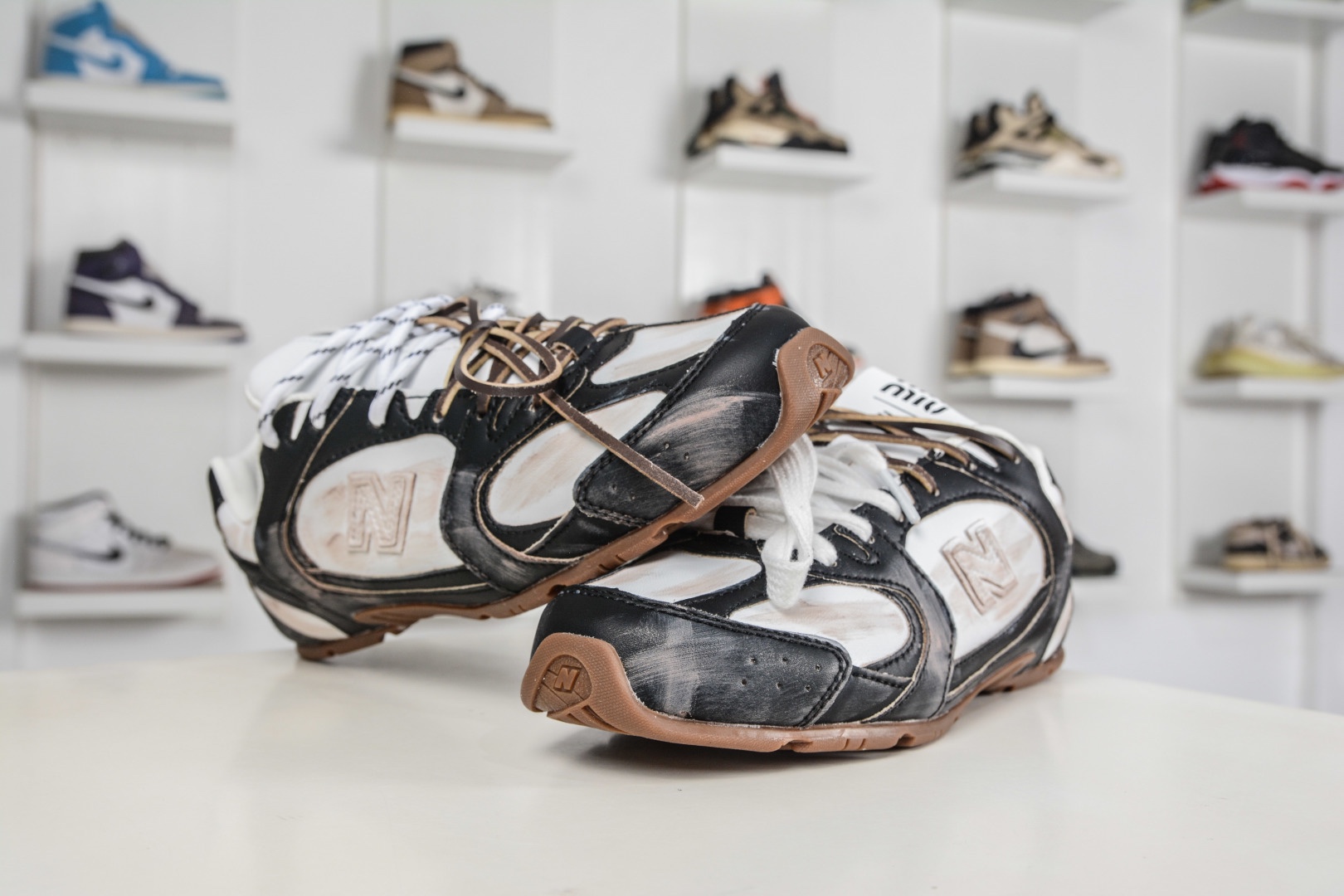 Miu Miu x New Balance聯名款運動鞋 New Balance 530 學院少女風 
尺碼：36 37 37.5 38 38.5 39.5 40 40.5 41.5 42 42.5 43 44 44.5 45