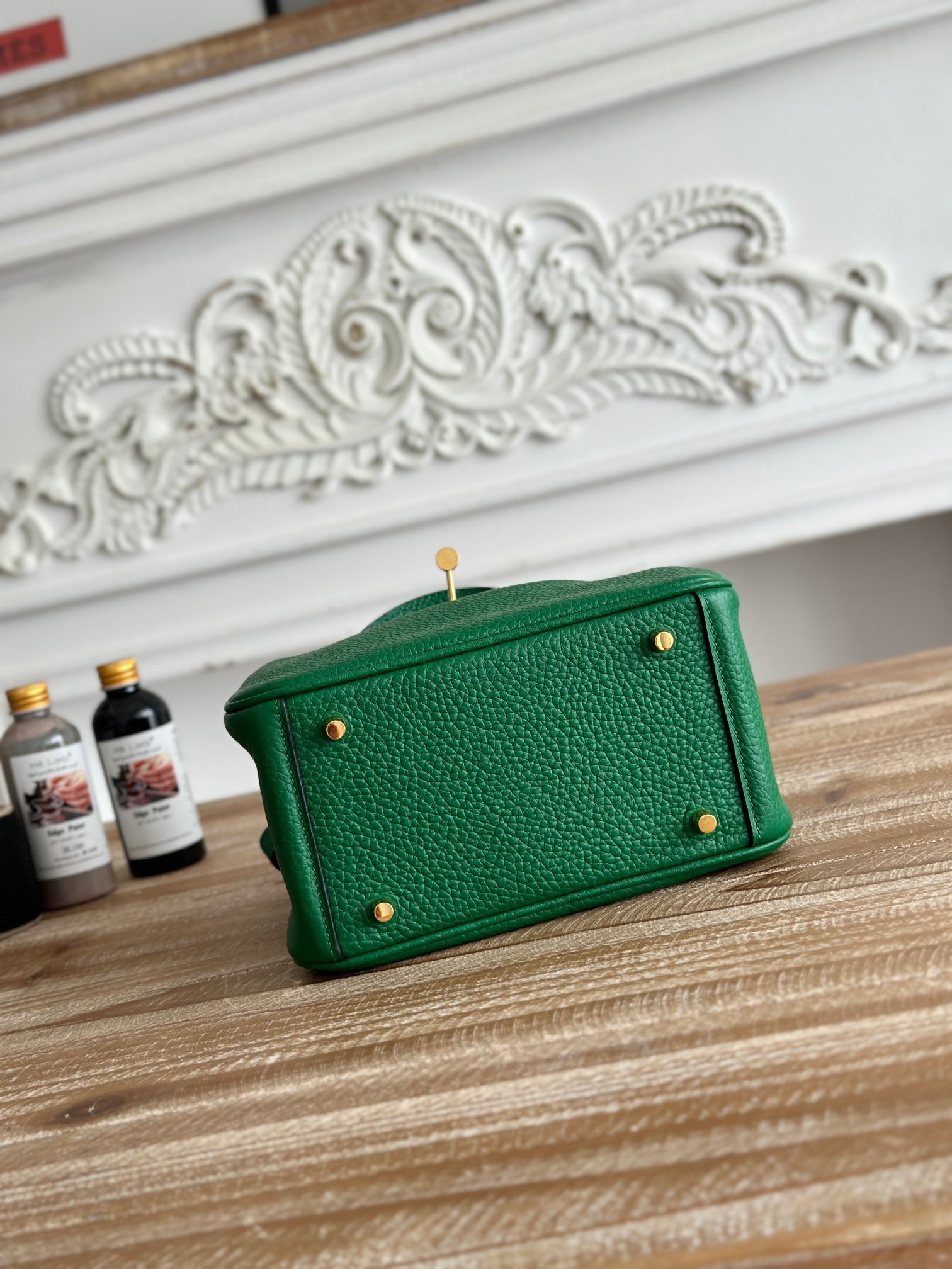 琳迪lindy 19cm	
Tc皮 蜜蠟線半手工縫製
lindy19保留了琳迪包所有細節的完整設計，側口袋、拉鍊等全部都是經典的設計√
這只小可愛暴擊了多少人的少女心