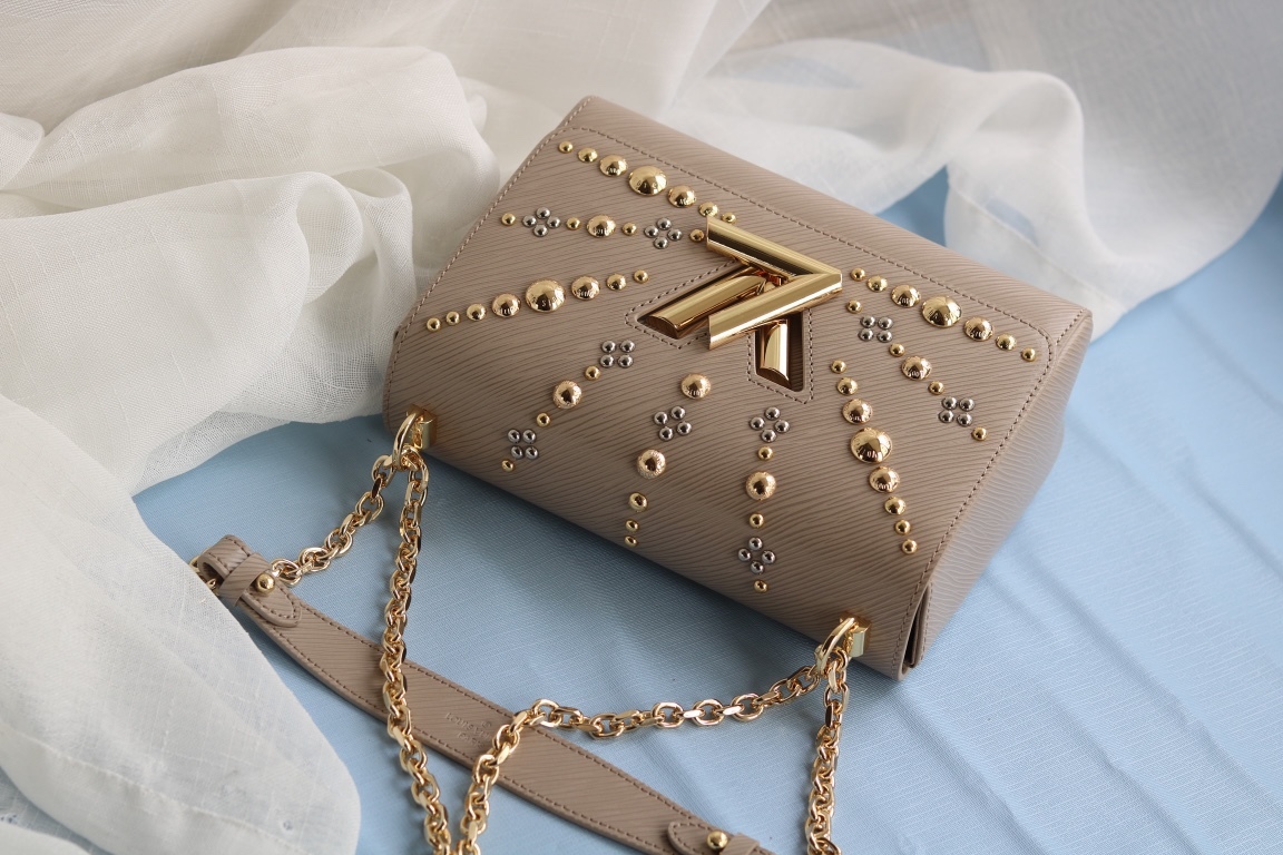 原版品質50306/50280/50282 原版中號[玫瑰]貨比三家，請認准內碼：0088[太陽][太陽]LV最新最火款Twist Denim出貨了💃此款Twist中號手袋飾有由刻有圖案的花形金色與銀色鉚釘組成的旭日花紋，與巴黎芳登廣場路易威登旗艦店前的巨型太陽雕像遙相呼應。由Epi皮革裁制而成，打造優雅晚裝造型的珍貴之選。 外型小巧，別緻的弧形底座增加了手袋容量[強]可調節鏈條適合斜跨或優雅的肩背[強]中號尺寸:23*18*8cm