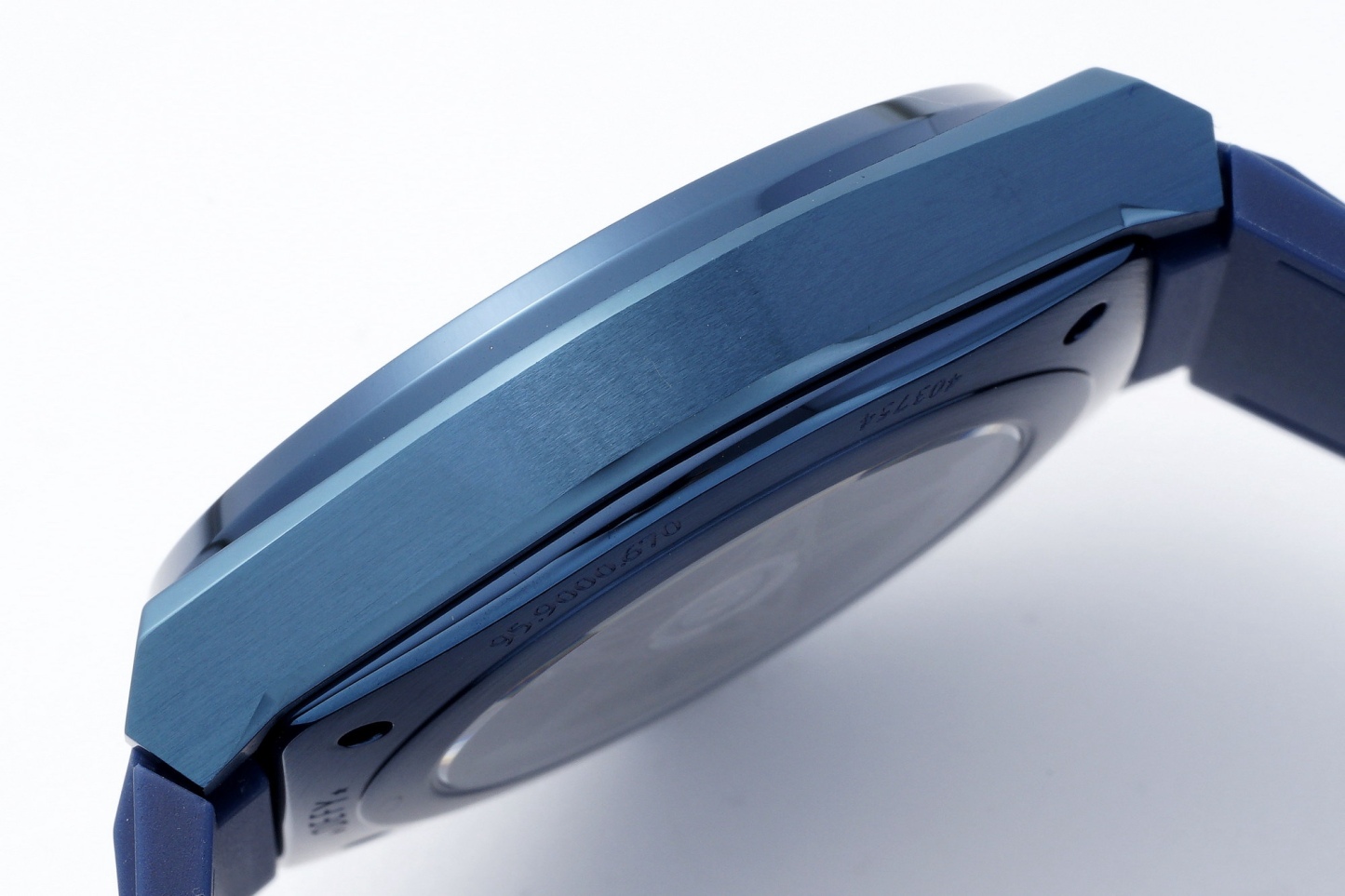 LF真力時DEFY系列全新升級版，殼身 頭粒 機芯 表扣等均做了升級調整。一款根據路虎標誌性花輪轂設計而成的高顏值鏤空腕表。

原裝開模鑄造，極致還原表殼的每一處細節打磨倒角，盡顯原裝菱角分明、堅毅果敢的陽剛氣質。完美的41mm表經，適配大眾男性手寸，正裝休閒兩不誤。根據汽車輪轂設計而成的五角星錶盤，未來概念感十足。同步官網新款五角星折疊扣，搭載定製版Cal.670sk全自動機械機芯，鏤空日曆的大小與位置、機芯夾板、齒輪、五角星陀皆按原版機芯數據拆解鍛造而成。

LF臻品 陳奕迅Eason同款，時尚前衛、