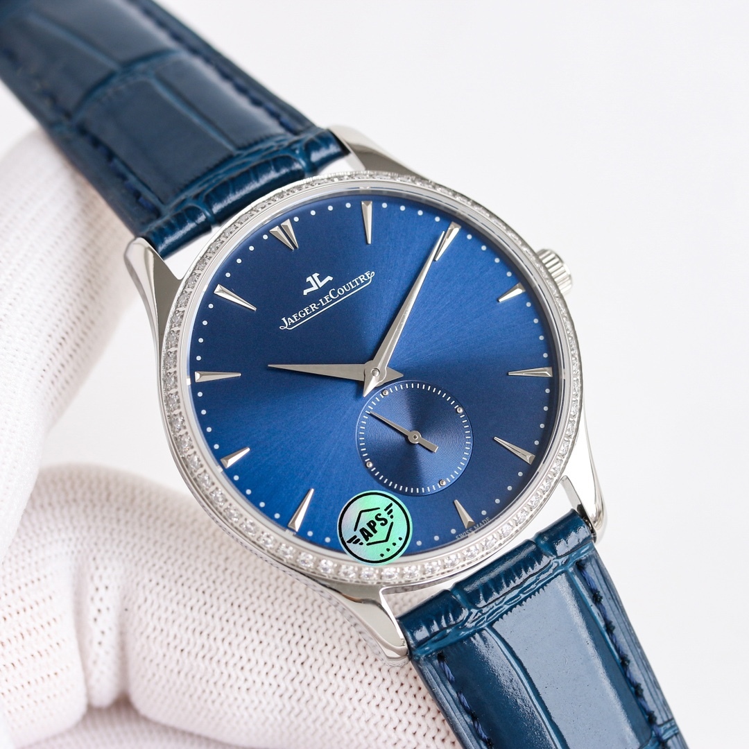 APS新品首發 積家大師系列1218420，傳統與現代的和諧樂章。Master Ultra Thin 超薄大師系列小秒針腕表精鋼款搭（直徑 39 毫米），內載896機芯。此自動上鏈機械機芯精准指示時、分、小秒。
1⃣全新大師系列兩針半採用原裝一致的896機新一比一開模
2⃣簡約精緻的錶盤採用立體式logo，錶盤搪瓷精緻而細膩，帶有標誌性的放射紋
3⃣指針與原裝一致採用陰陽針，一半拉絲一半拋光，錶帶採用進口小牛皮，一鍵式快拆錶帶表扣更加便捷