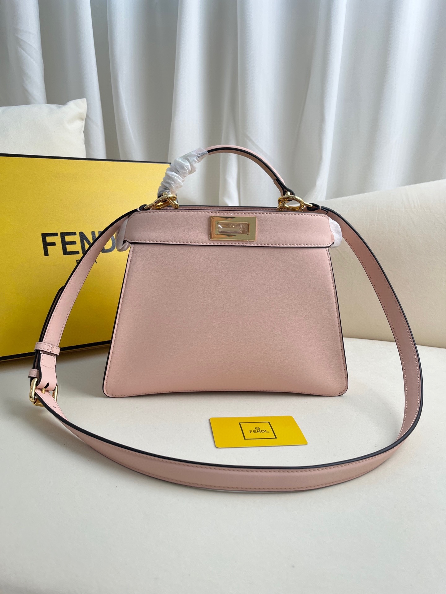 Peekaboo Iseeu 皮革手袋更多細節 Iconic Peekaboo ISeeU手袋，皮革材質，兩側綴以經典的扭鎖。柔和軟納帕皮革襯里，兩個隔層由硬質隔板隔開，配有系扣內部口袋和金色金屬件。手袋配有手柄和可調節、可拆卸式肩帶，可手提、肩背或斜挎。意大利製造 材質： 面料：牛皮革 里料：羊皮革 深度：11 長度 27 高度 21 
款號：0229