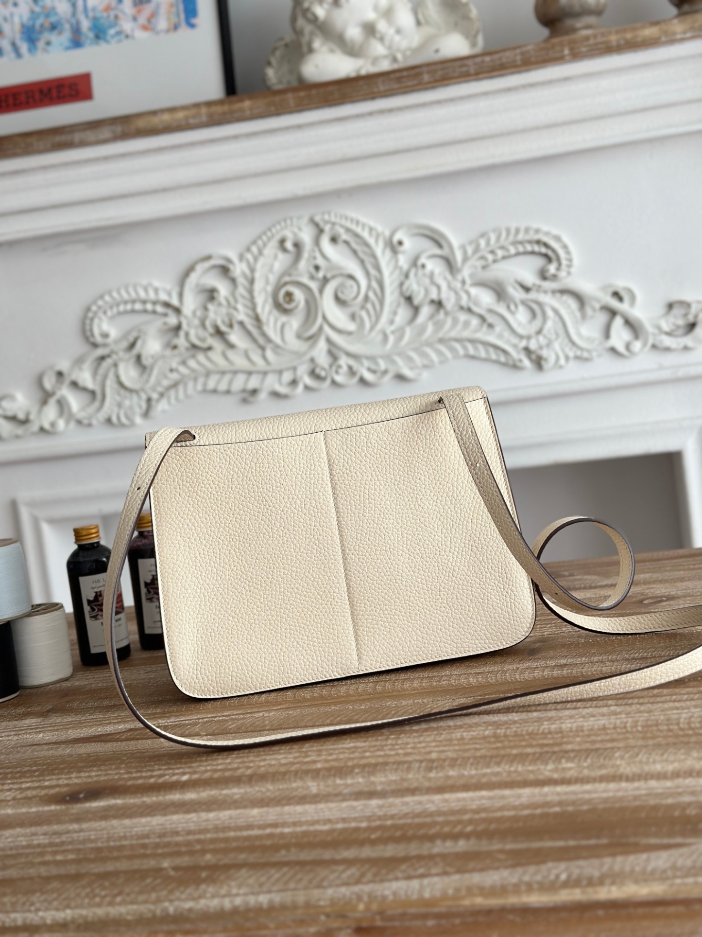 馬蹄包  半手工蠟線	Halzan	
 能滿足各種背法的!!
①手拎包②斜挎包③單肩包④手拿包
togo皮、五金細緻到油邊 無處不精緻√ 
尺寸：25cm