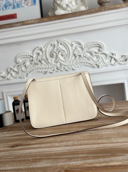 馬蹄包  半手工蠟線	Halzan	
 能滿足各種背法的!!
①手拎包②斜挎包③單肩包④手拿包
togo皮、五金細緻到油邊 無處不精緻√ 
尺寸：25cm