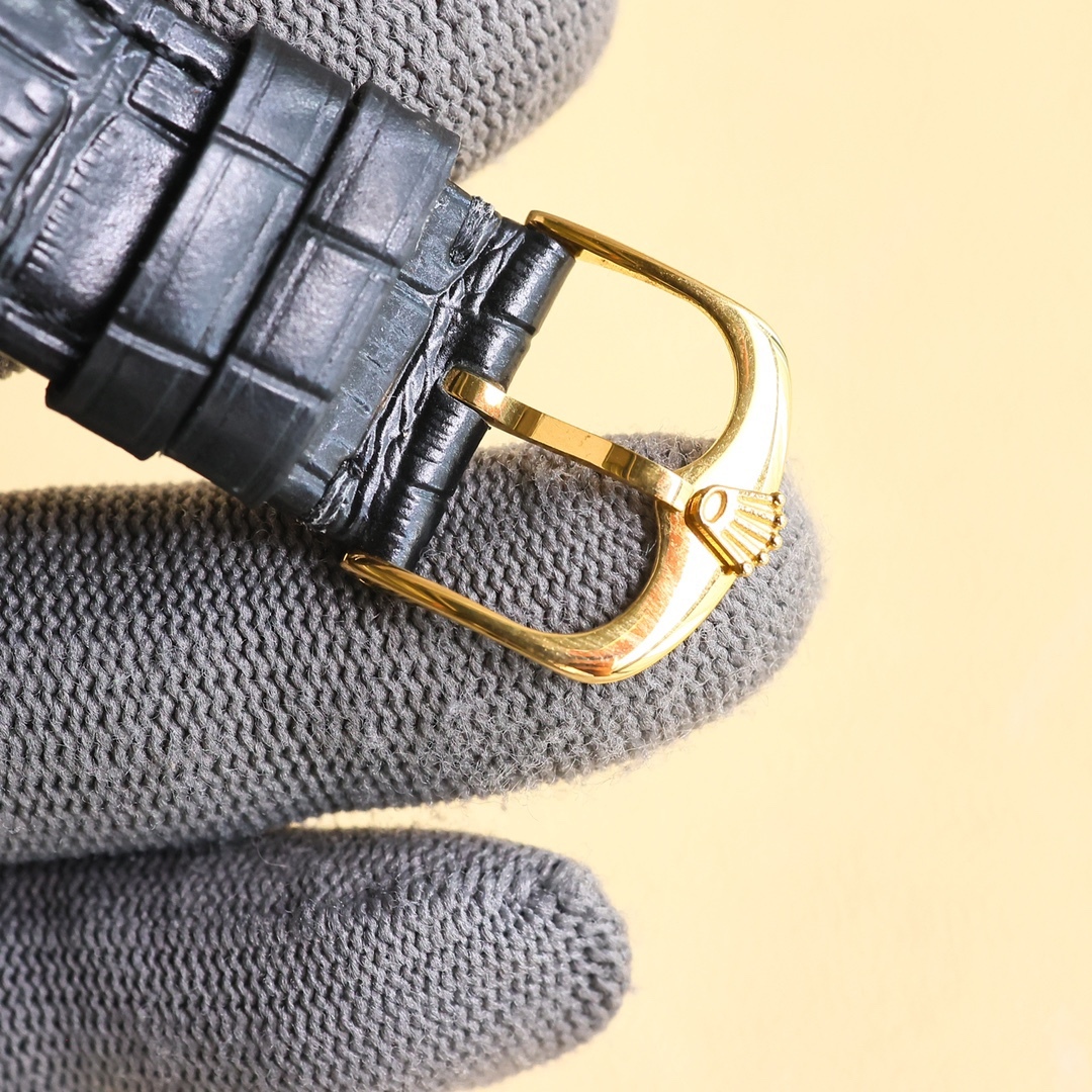 
最新爆款主推☄️☄️ 勞力士【ROLEX】男士腕表 採用獨特的錶盤設計 搭配而來的是更高檔奢華的勞力士🪐， 初識勞力士必憧憬有朝一日能擁有它，戴上勞力士必順風順水必發達，你值得擁有，歡迎評鑒！！
機芯：搭配全新進口8215西鐵城（零返修） 尺寸：40🥇 鏡面：藍寶石玻璃永不刮花 材質：316L精鋼表殼 動力：儲存48小時 防水深度：100米🥈 🥉意大利小牛皮帶，原裝針扣！