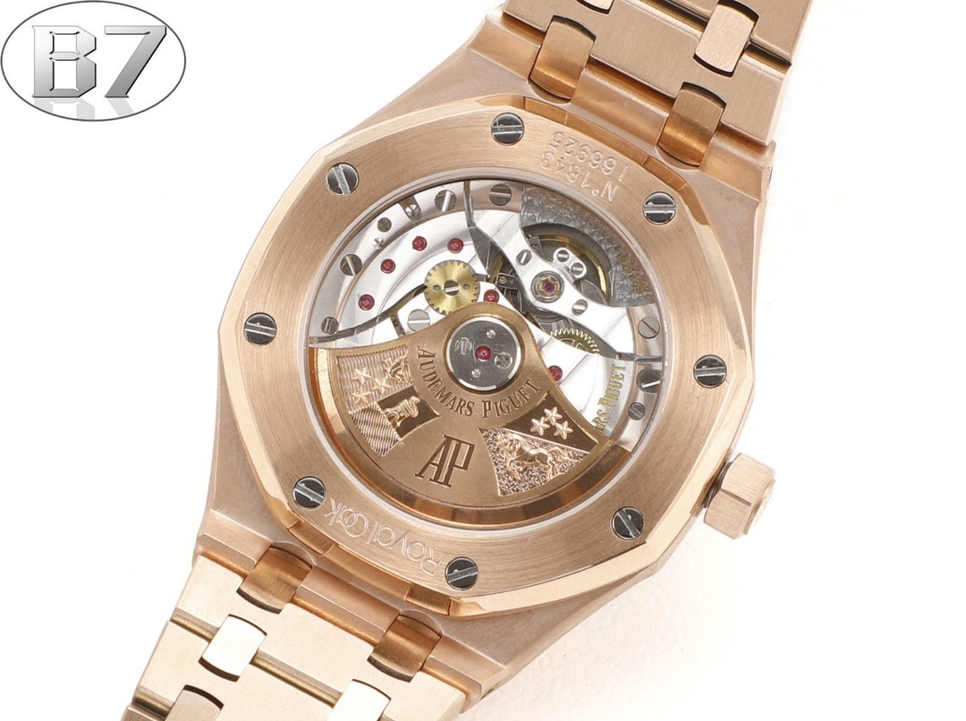 B7  Factory
AP愛彼 女款愛彼皇家橡樹 剔除機芯甲板多餘部分，使之變得更加鏤空——成就鋼表巔峰—— 實力演繹 衛冕“鋼”王！【6大精妙之處】1.正品拆解開模，尺寸為37毫米與正品一致！2.完美還原正品表殼的每一處細節，盡顯正品“稜角分明 堅毅果敢”的陽剛氣質。3.鋼帶的做工無可挑剔，比市面上任何鋼帶表做工均要更上一層樓，鋼帶頭粒和表頭銜接的“緩衝帶”的鬆緊程度與正品一模一樣。4.自動陀的與原裝致敬，是市面唯一做到顏色於原裝一致的版本（市面一般版本均偏紅）其上的ap族徽雕刻獨一無二。