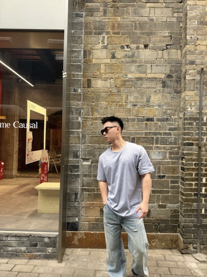 🔝SAINT LAURENT聖羅蘭SLP 小標純色徽標短袖T恤
正品購入開發，50支雙股精品賽爾棉170克，1*1拉架羅紋280克，進口刺繡，面料酵洗，定制1：1商標，寬松版型
B Size：S-XL