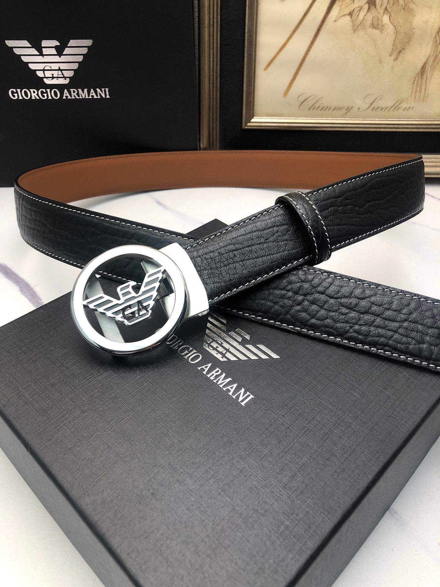 阿曼妮：原單頭層牛皮大象皮紋面，內襯頭層小牛皮底，搭配原單自動扣，可裁剪的自動帶，此款腰帶面雙採用意大利原定廠制進口牛皮帶身 ，對專版櫃足寬3.5