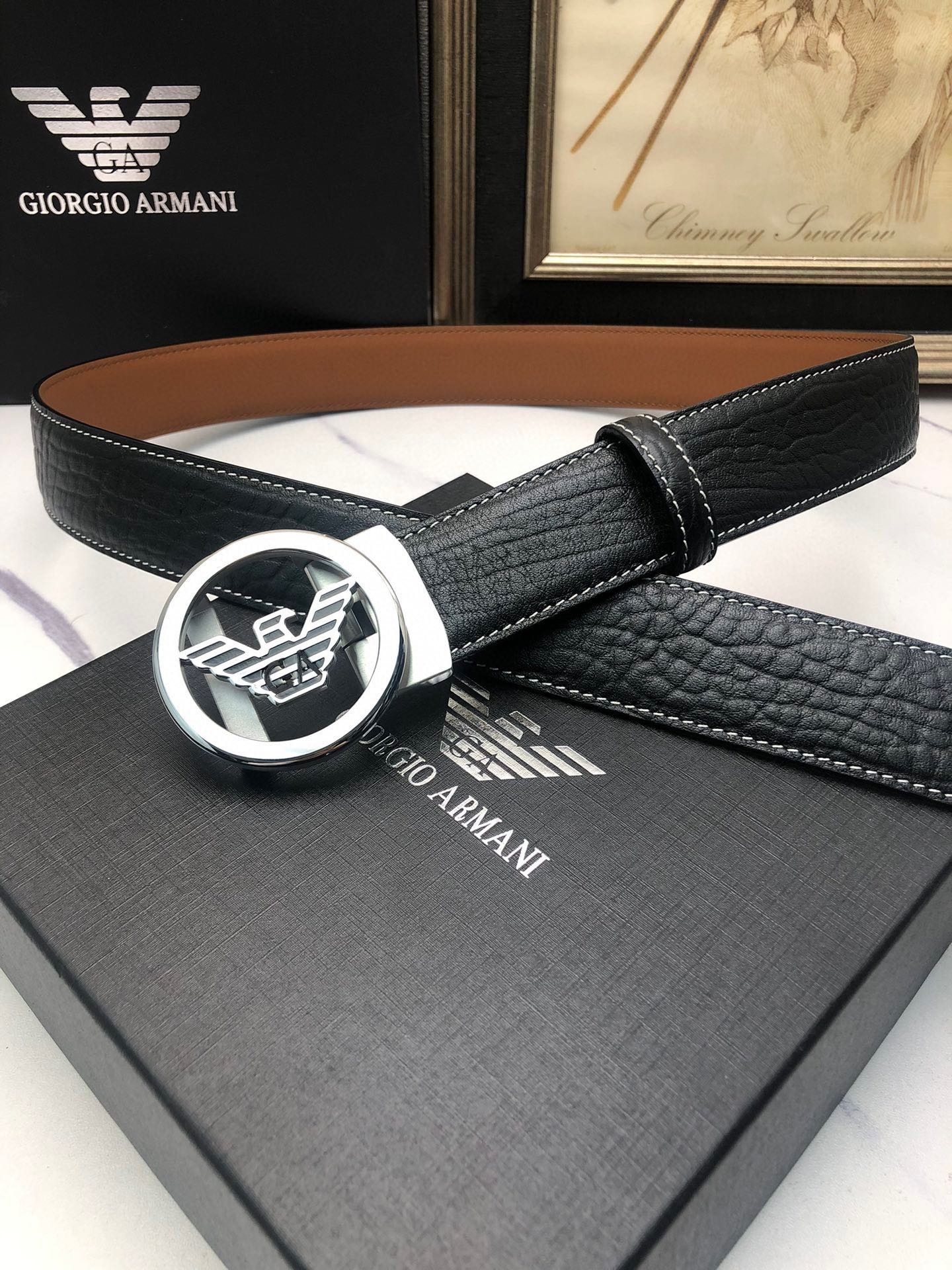 阿曼妮：原單頭層牛皮大象皮紋面，內襯頭層小牛皮底，搭配原單自動扣，可裁剪的自動帶，此款腰帶面雙採用意大利原定廠制進口牛皮帶身 ，對專版櫃足寬3.5