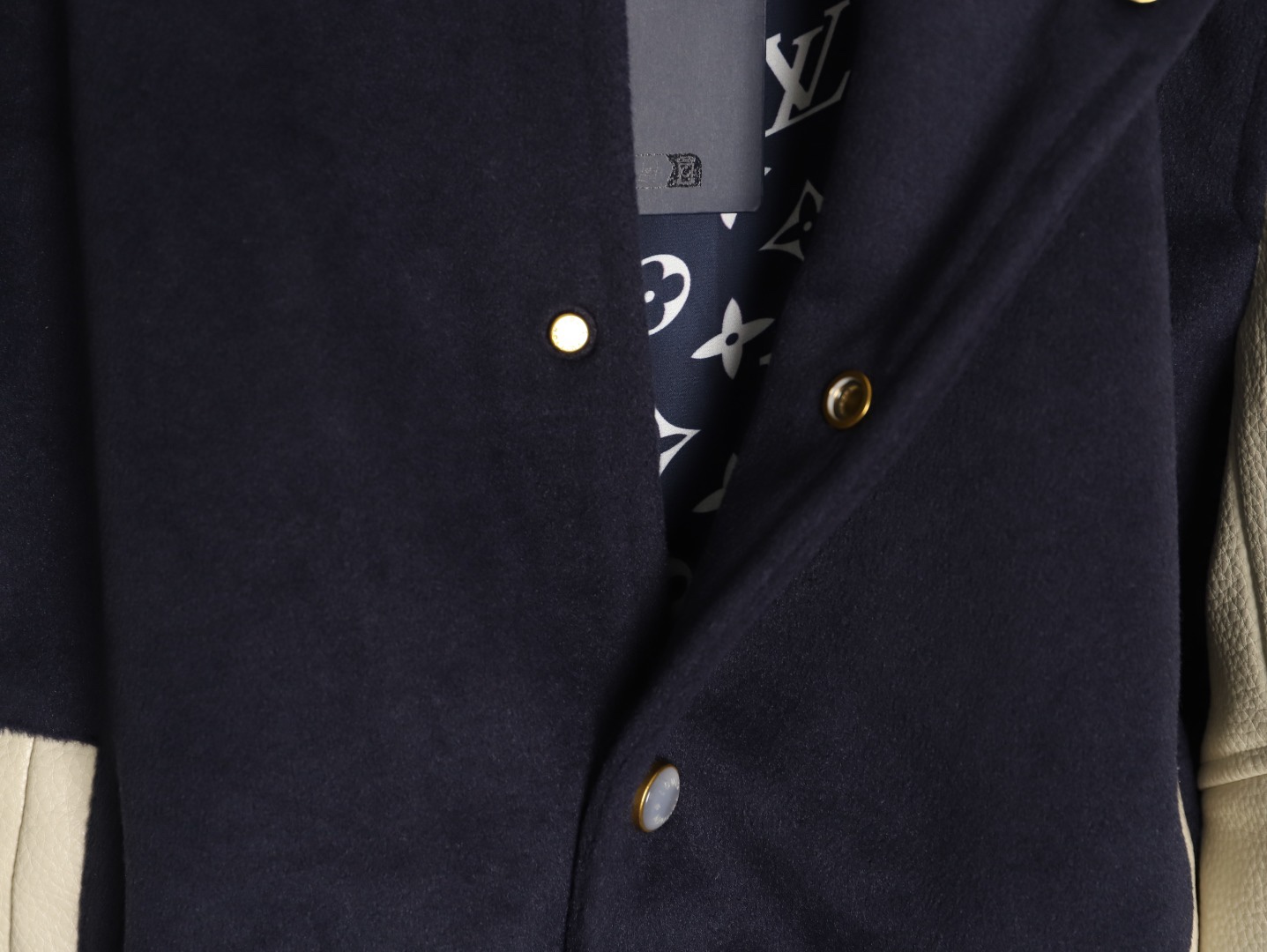LOUIS VUITTON/路易威登LV 拼色皮袖棒球服外套
對不起讓你們久等了，拿到正品就開始張羅這件衣服所有的事情！
單單面料來講我就定做了一個多月，顏色成分一比一的還原！面料成分有%65的羊毛，%15天然絲%10的氨綸%10絨⚠️混合定織而成，總的克重有900多克！還有最為關鍵的是它的色牢度，絕對不會褪色！袖子用的澳洲進口小牛皮，加工定型，上色，水洗，紋路保留了原有的顆粒結構！厚實飽滿圓潤！
刺繡使用進口毛巾繡機器，先把每個圖案繡在毛詹上，在用紅外線激光雕刻出來，再有縫紉機進行固定，
