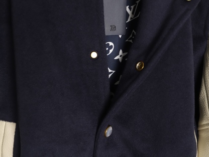LOUIS VUITTON/路易威登LV 拼色皮袖棒球服外套
對不起讓你們久等了，拿到正品就開始張羅這件衣服所有的事情！
單單面料來講我就定做了一個多月，顏色成分一比一的還原！面料成分有%65的羊毛，%15天然絲%10的氨綸%10絨⚠️混合定織而成，總的克重有900多克！還有最為關鍵的是它的色牢度，絕對不會褪色！袖子用的澳洲進口小牛皮，加工定型，上色，水洗，紋路保留了原有的顆粒結構！厚實飽滿圓潤！
刺繡使用進口毛巾繡機器，先把每個圖案繡在毛詹上，在用紅外線激光雕刻出來，再有縫紉機進行固定，