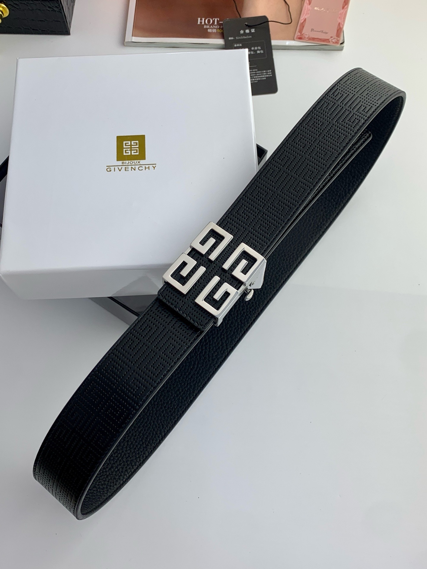 【紀梵希】新款男士 頭層小牛皮黑色壓花腰帶，內襯荔枝紋底，寬38毫米.搭配不鏽鋼經典4G自動扣.商務服裝造型的完美搭配。永恆經典！