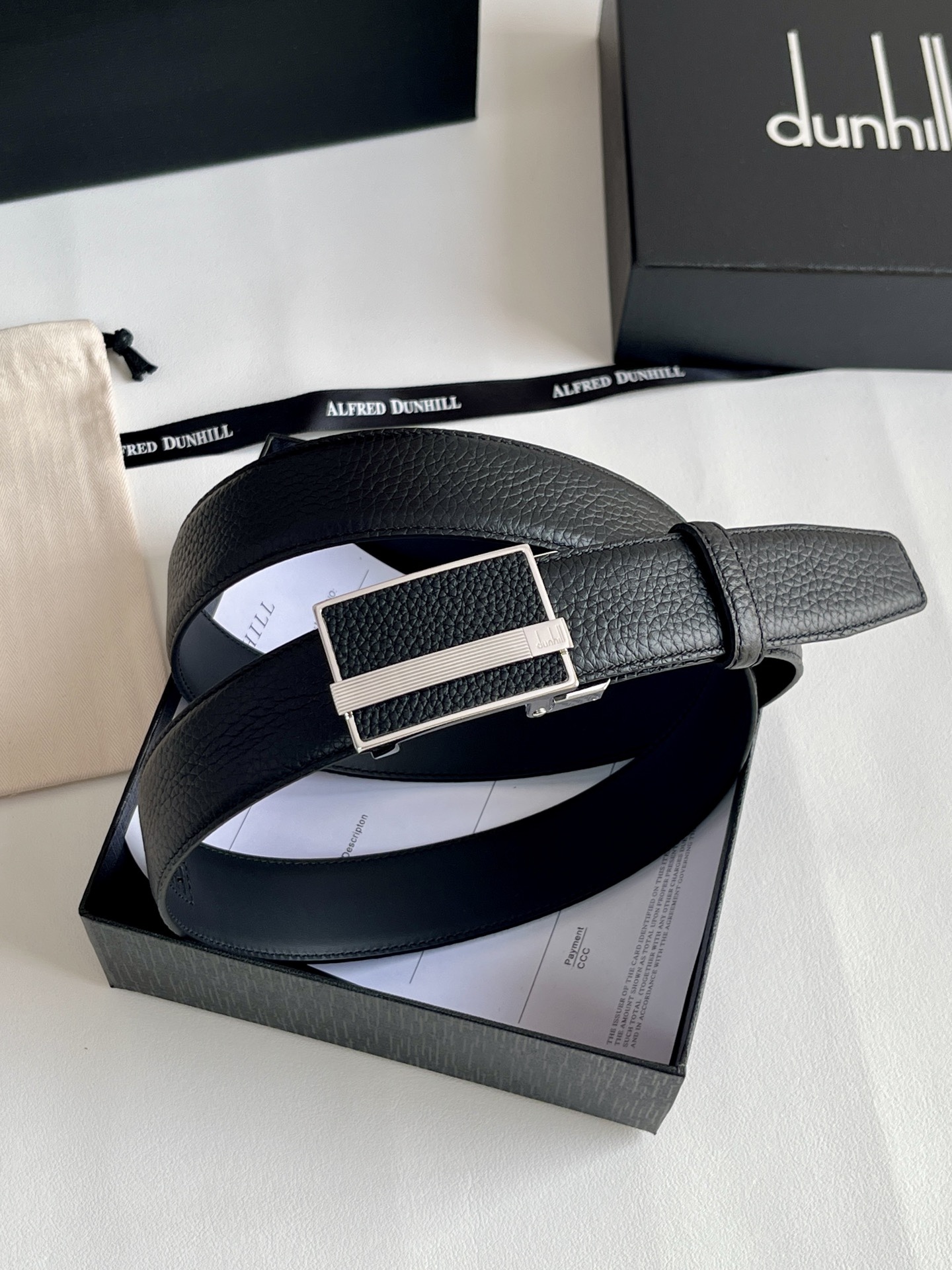 登喜路（Dunhill）是一家英國倫敦的男士奢侈品牌。皮帶以其精湛的工藝和經典的設計，成為男士配飾中的精品。皮帶的質感好、耐用性強，商務休閒百搭款！