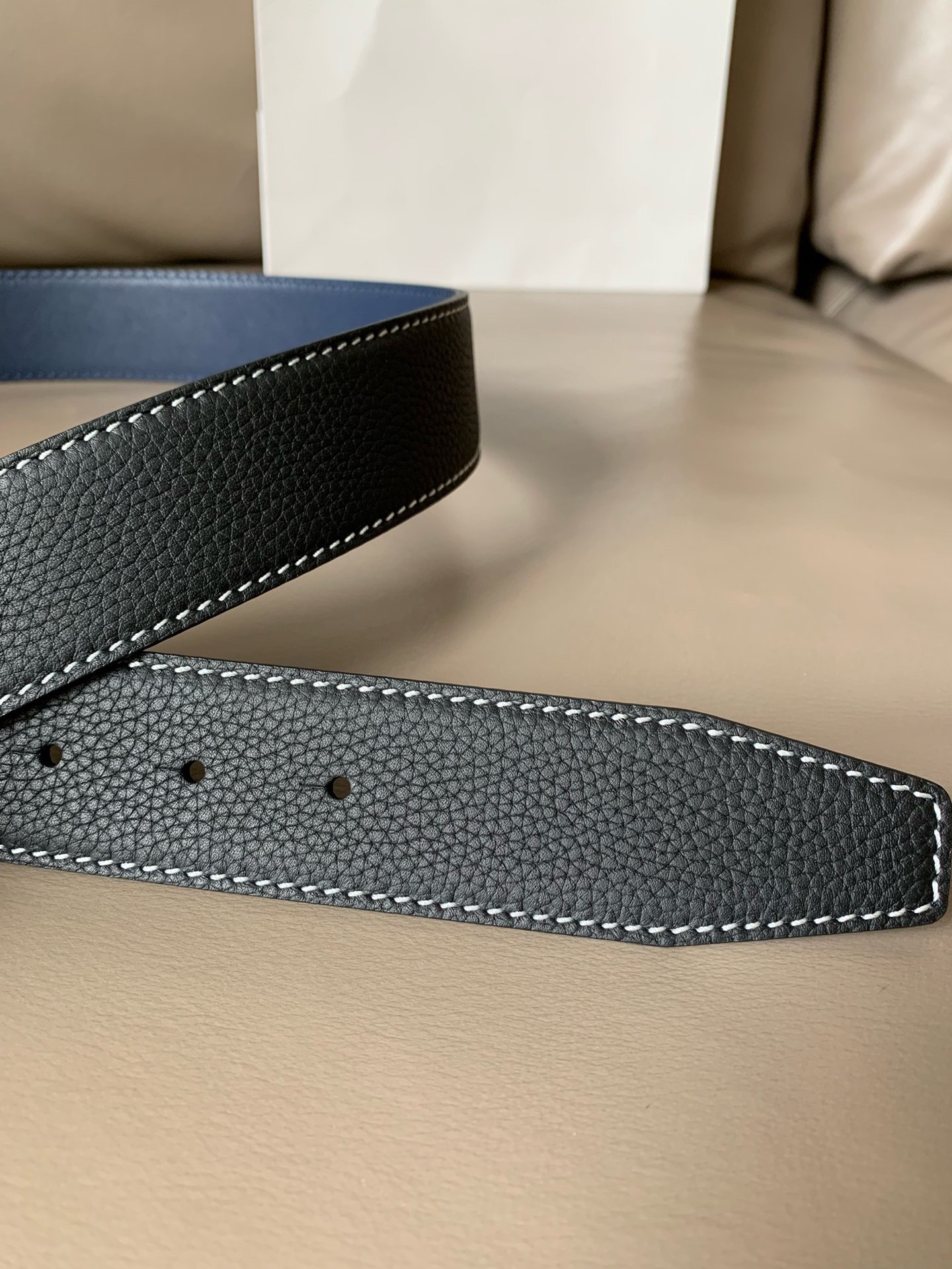 羅意威LoEWE 4.0cm正反兩穿腰帶，選用壓紋牛皮革製成，反復Anagram圖案