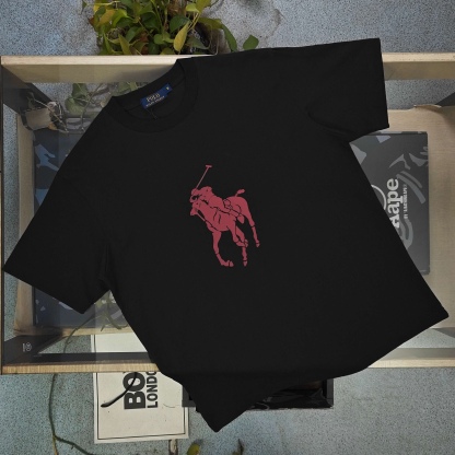 2026新款Polo Palph Lauren拉夫勞倫騎士圖案logo印花休閒情侶短袖T恤，以神秘為底色，碰撞上一抹靈動的粉色騎馬圖案，瞬間打破沈悶，演繹出時尚的強烈反差美學。Polo標誌性設計在黑色畫布上重煥新生，既承襲了品牌的莊重底蘊，又融入潮流的先鋒態度。每一針每一線皆傾注品質匠心，每一次上身都是對時尚邊界的大膽突破，於沈穩中釋放個性，在經典里重構潮流，定義屬於你的獨特風尚，男女同款！
顏色：黑色
尺碼：S～XL
     胸圍 肩寬 衣長 袖長
S     106   47    69