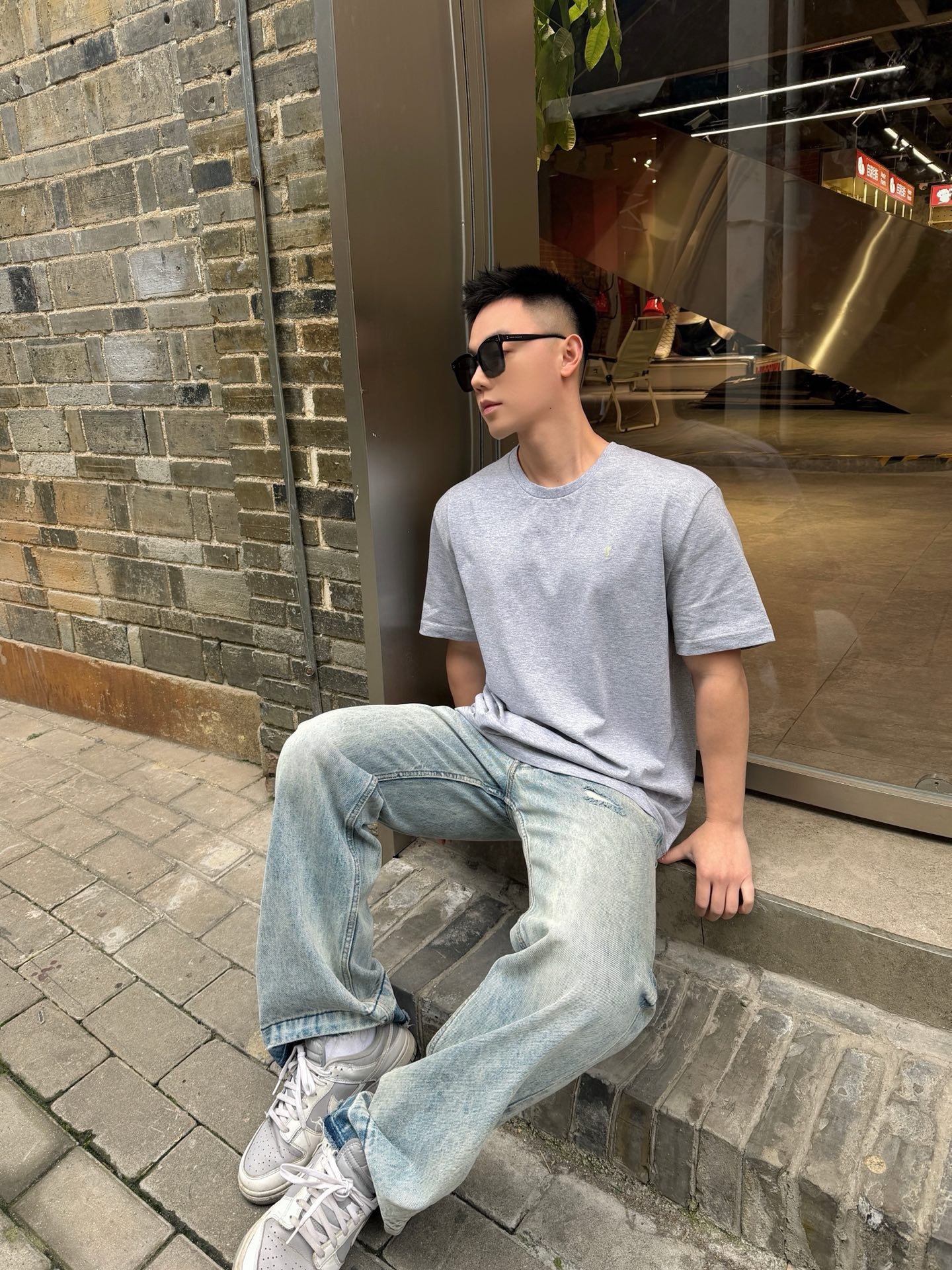 🔝SAINT LAURENT聖羅蘭SLP 小標純色徽標短袖T恤
正品購入開發，50支雙股精品賽爾棉170克，1*1拉架羅紋280克，進口刺繡，面料酵洗，定制1：1商標，寬松版型
B Size：S-XL