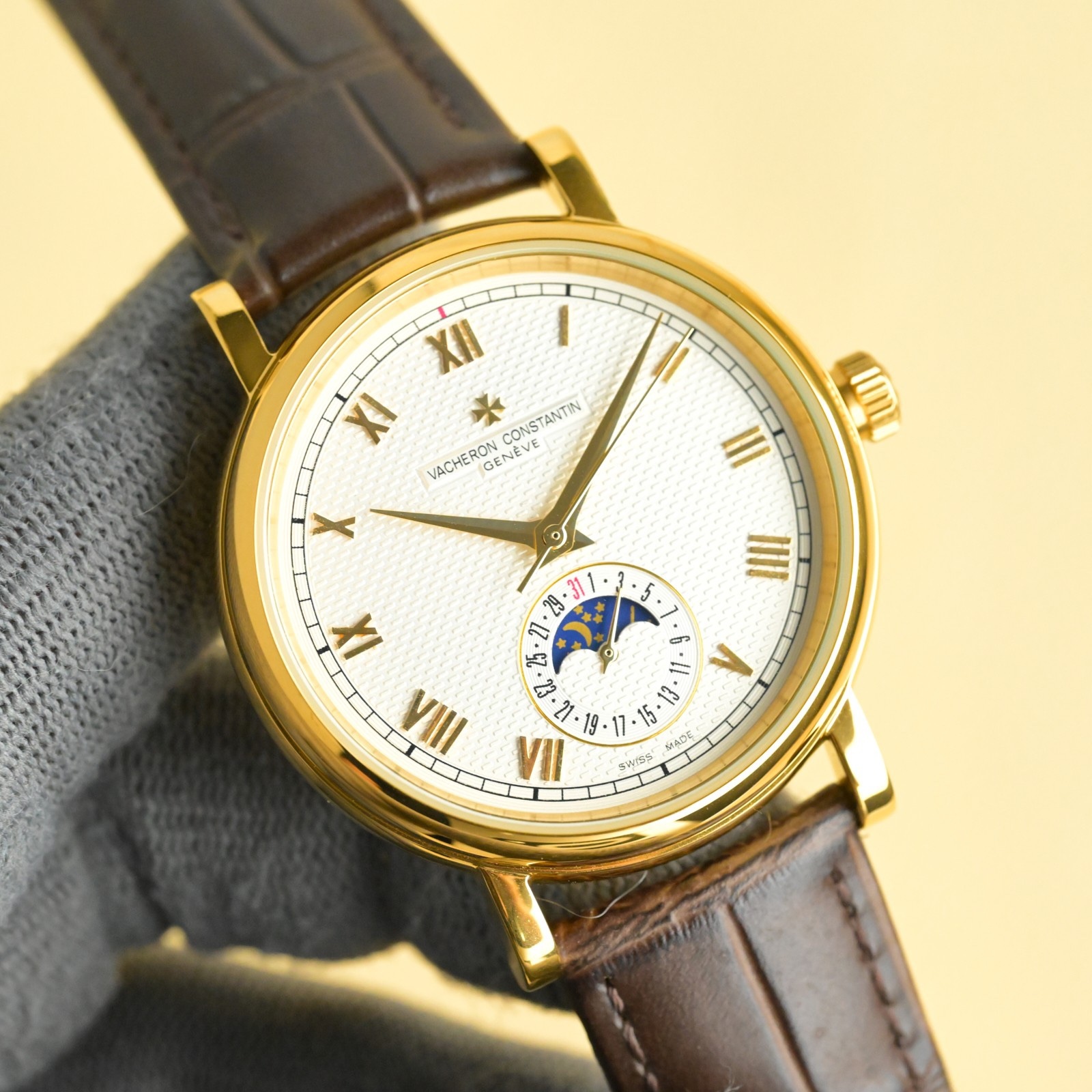 
江詩丹頓【VACHERON CONSTANTIN】傳襲系列男士腕表！全新複雜日月星辰多功能腕表，超強夜光。搭載原裝進口2824-2自動上鏈機械機芯，匯集月份顯示，日月相顯示等功能於一身，堪稱完美，秉承瑞士制表工藝，全鋼鍍納米鉑金表技術，PVD爐內電鍍工藝，法國藍寶石防刮鏡面，進口意大利小牛皮搭配原裝扣，打造出頂級完美產品，尺寸:40*10mm