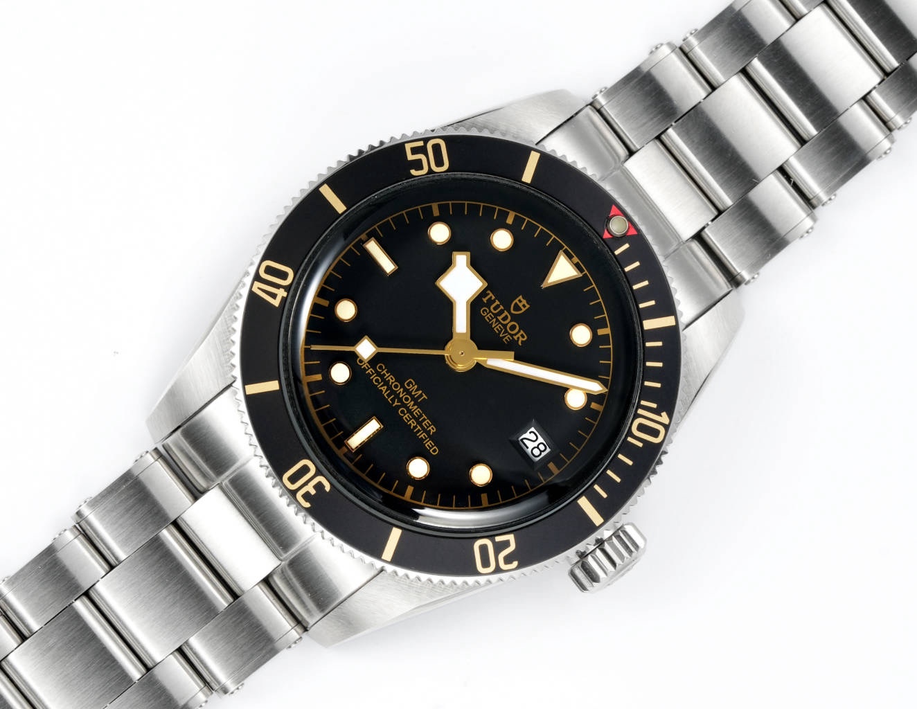 帝舵 TUDOR   碧灣系列對於帝舵來說，無疑是一個龐大的產品線，在今年推出了一隻全新的單色碧灣，以絕對的實力被認為是勞力士無歷黑水鬼的平替！今年推出的這只全新單色碧灣，也迎來了碧灣第三次制表科技和煥新美學風格上的革新。
1.新款碧灣迎來新的改革，升級夜光珠，而正品同步凹入式，搭配的是圓拱形藍寶石表鏡，更顯復古感📸 
2.腕表採用不鏽鋼材質打造表殼，經過精細的磨光與磨砂處理，呈現出獨特的質感和光澤度。同勞力士水鬼一樣，表殼採用41毫米尺寸，也是沿襲了“原版”碧灣的直徑，既適合日常佩戴，又能展現出