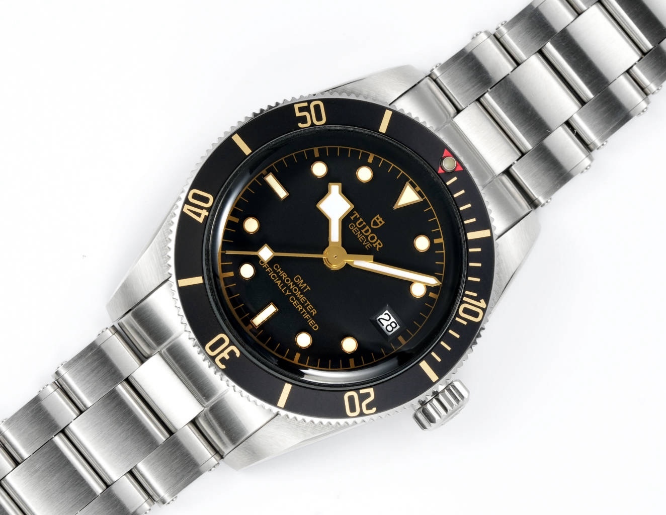 帝舵 TUDOR   碧灣系列對於帝舵來說，無疑是一個龐大的產品線，在今年推出了一隻全新的單色碧灣，以絕對的實力被認為是勞力士無歷黑水鬼的平替！今年推出的這只全新單色碧灣，也迎來了碧灣第三次制表科技和煥新美學風格上的革新。
1.新款碧灣迎來新的改革，升級夜光珠，而正品同步凹入式，搭配的是圓拱形藍寶石表鏡，更顯復古感📸 
2.腕表採用不鏽鋼材質打造表殼，經過精細的磨光與磨砂處理，呈現出獨特的質感和光澤度。同勞力士水鬼一樣，表殼採用41毫米尺寸，也是沿襲了“原版”碧灣的直徑，既適合日常佩戴，又能展現出