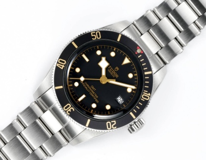 帝舵 TUDOR   碧灣系列對於帝舵來說，無疑是一個龐大的產品線，在今年推出了一隻全新的單色碧灣，以絕對的實力被認為是勞力士無歷黑水鬼的平替！今年推出的這只全新單色碧灣，也迎來了碧灣第三次制表科技和煥新美學風格上的革新。
1.新款碧灣迎來新的改革，升級夜光珠，而正品同步凹入式，搭配的是圓拱形藍寶石表鏡，更顯復古感📸 
2.腕表採用不鏽鋼材質打造表殼，經過精細的磨光與磨砂處理，呈現出獨特的質感和光澤度。同勞力士水鬼一樣，表殼採用41毫米尺寸，也是沿襲了“原版”碧灣的直徑，既適合日常佩戴，又能展現出